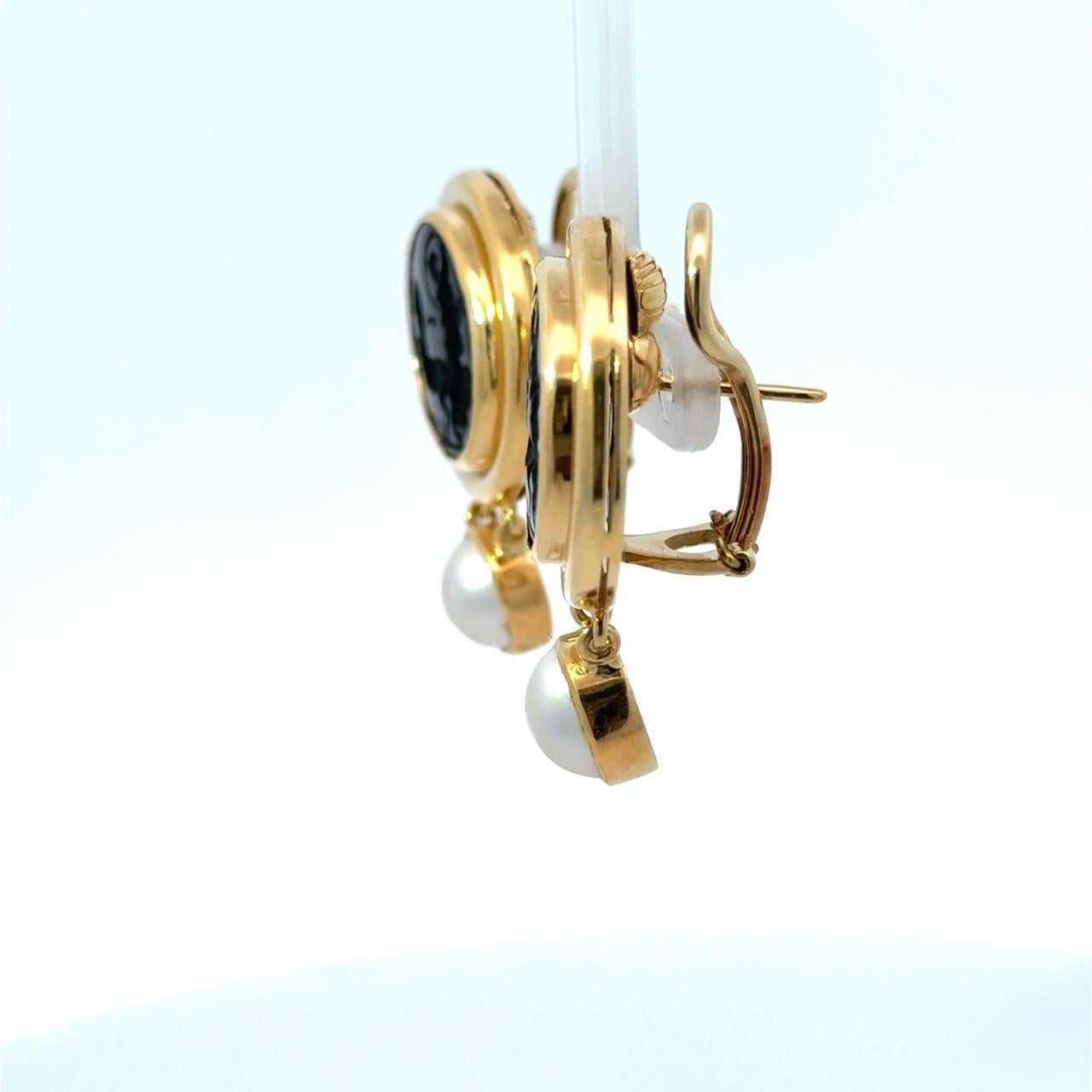 Taglio ovale Orecchini in oro 18 carati con dea in onice e perle e carro in vendita