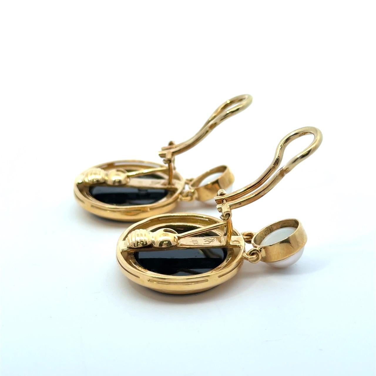 Boucles d'oreilles en or 18K Elizabeth Locke Déesse en onyx et perles avec intaille du char Bon état - En vente à Los Angeles, CA