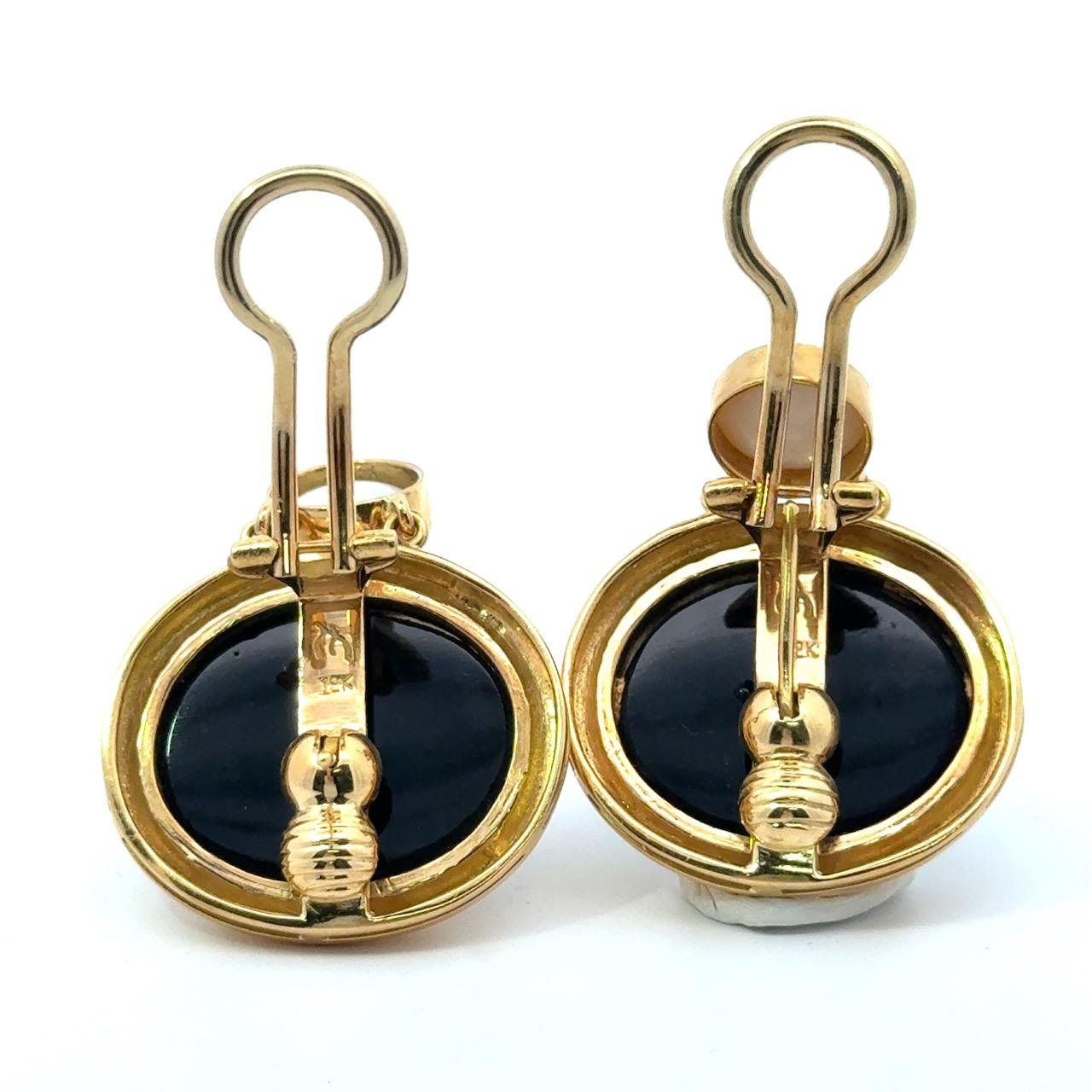 Boucles d'oreilles en or 18K Elizabeth Locke Déesse en onyx et perles avec intaille du char Unisexe en vente