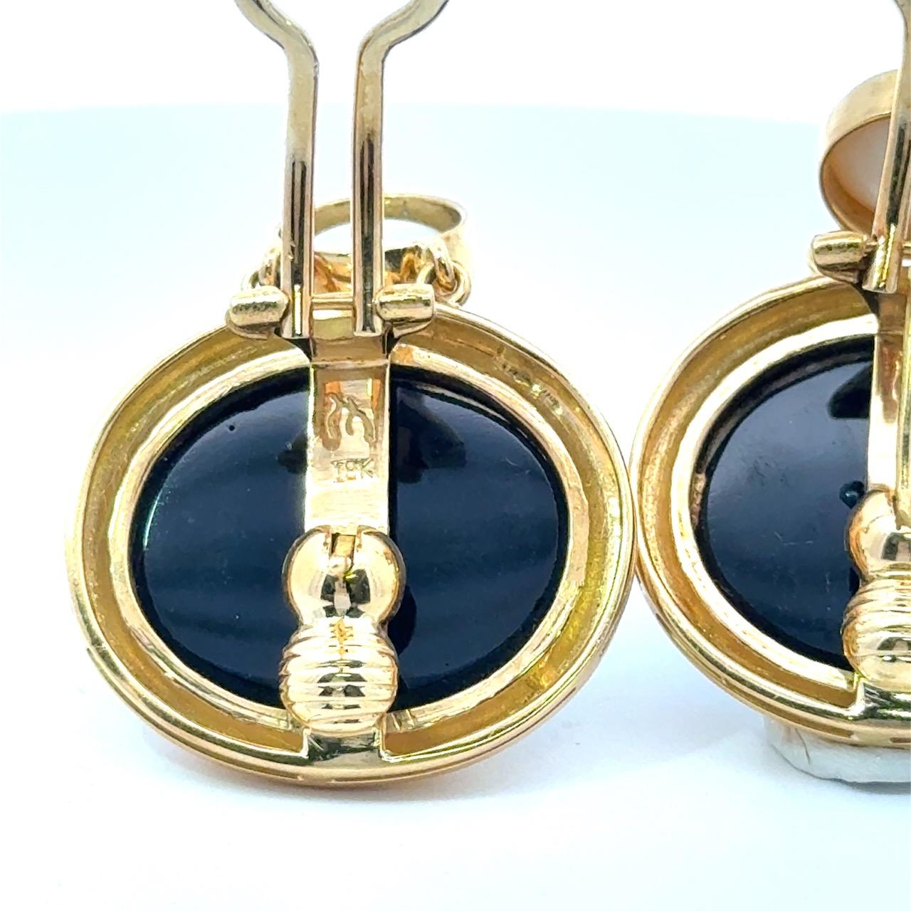 Boucles d'oreilles en or 18K Elizabeth Locke Déesse en onyx et perles avec intaille du char en vente 1