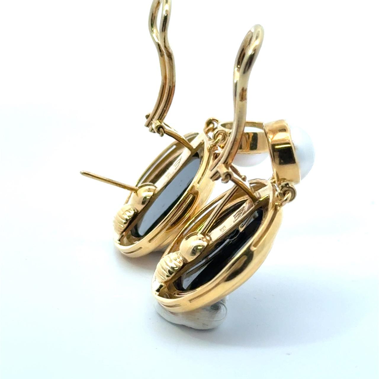 Orecchini in oro 18 carati con dea in onice e perle e carro in vendita 2