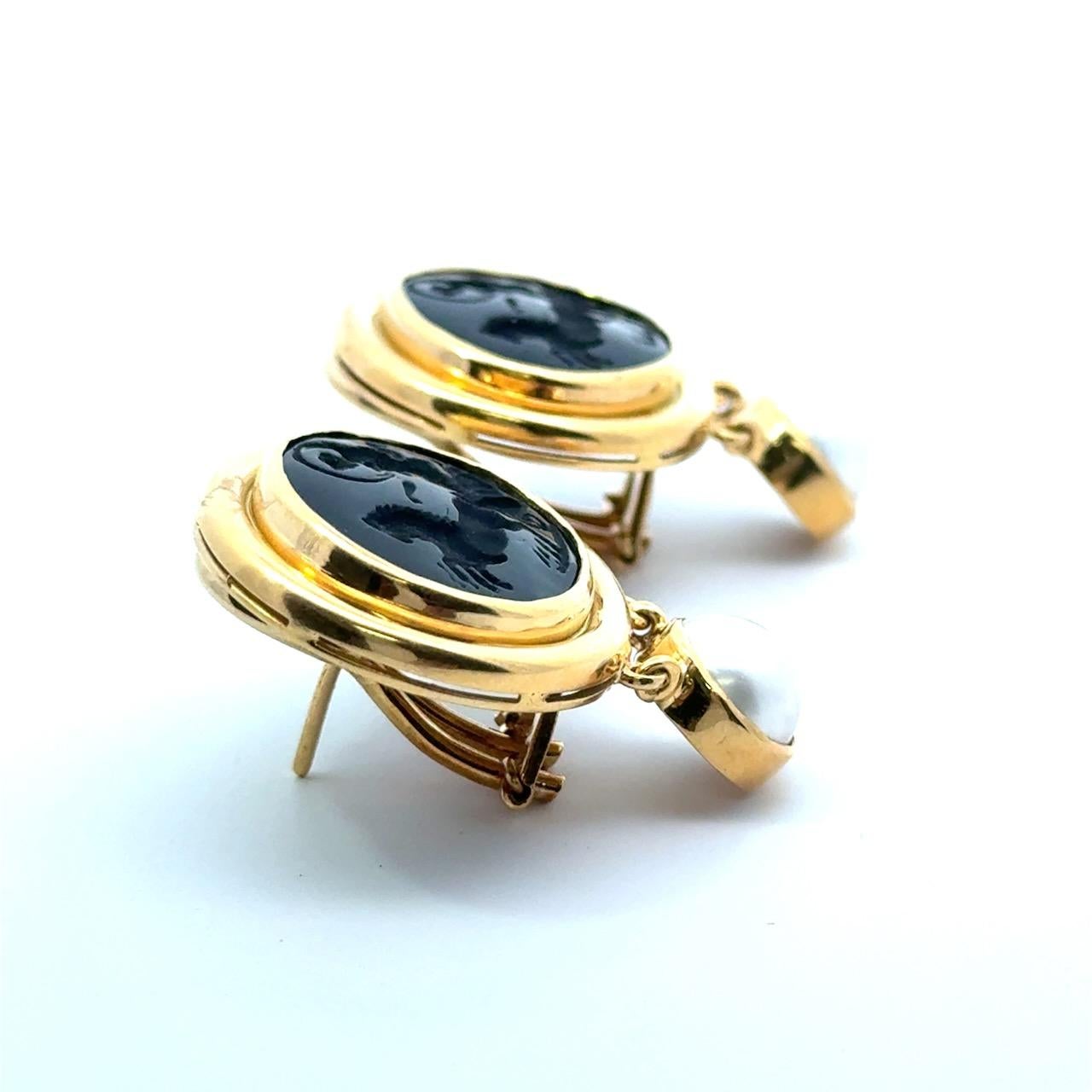 Orecchini in oro 18 carati con dea in onice e perle e carro in vendita 3