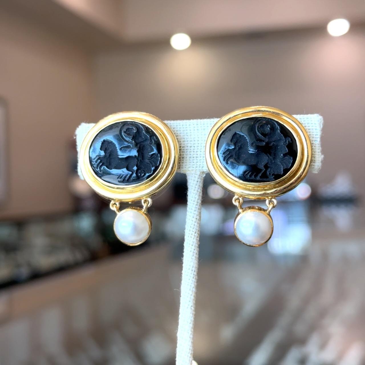 Orecchini in oro 18 carati con dea in onice e perle e carro in vendita 4