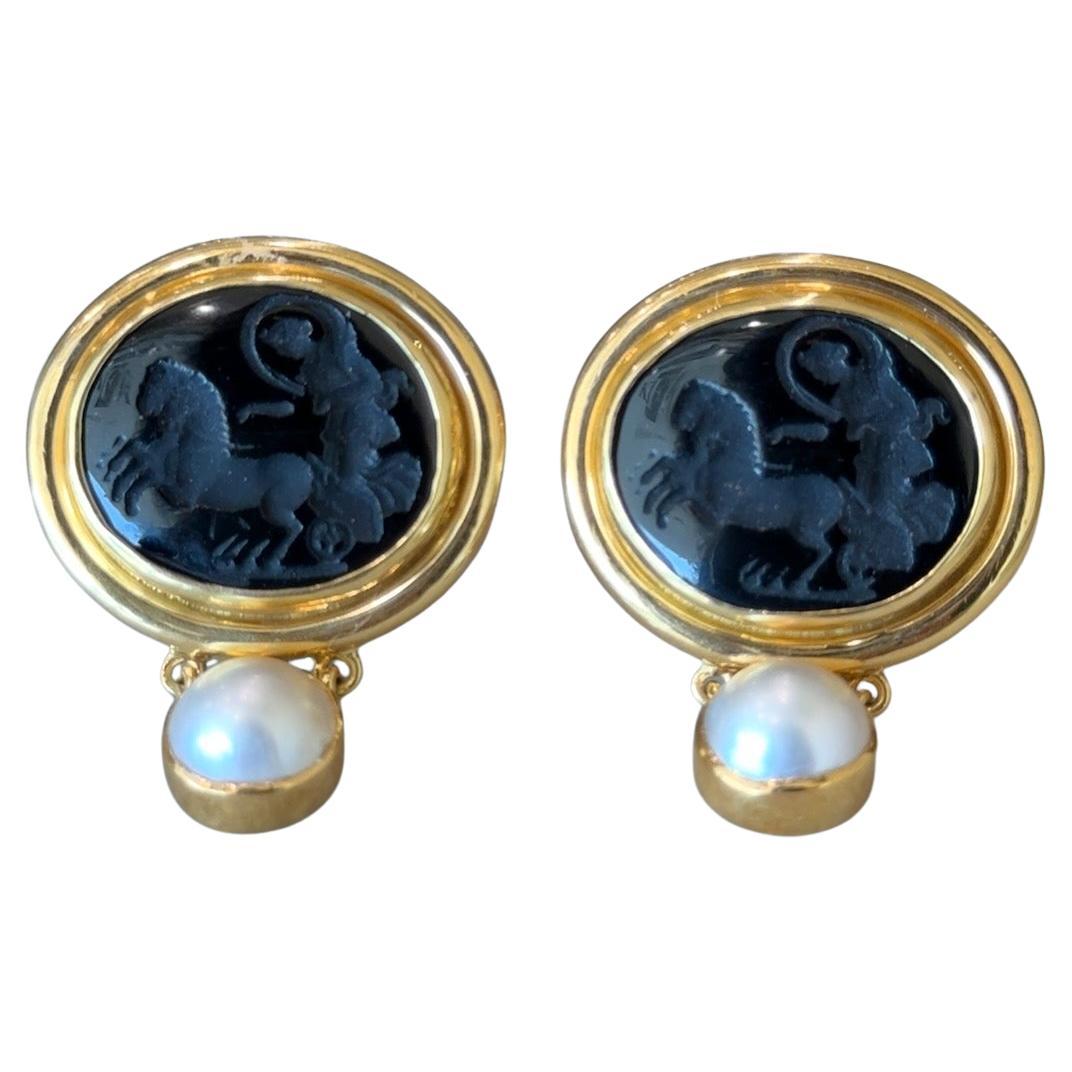 Orecchini in oro 18 carati con dea in onice e perle e carro