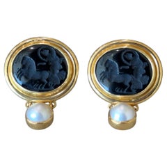 Orecchini in oro 18 carati con dea in onice e perle e carro