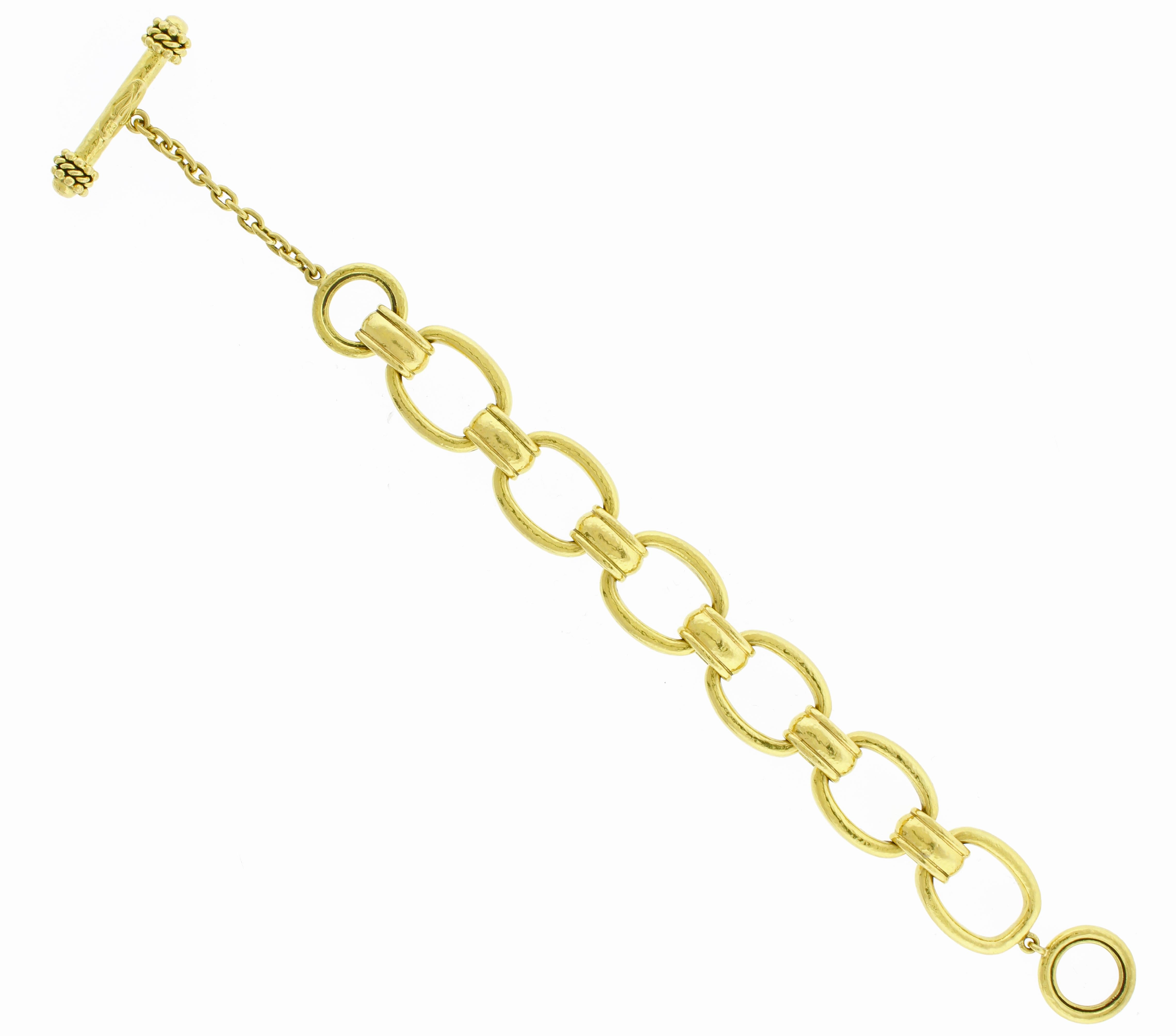 Découvrez la beauté du bracelet ouvert à maillons ovales d'Elizabeth Locke. Fabriqué en or jaune de 19kt, ce bracelet à fermoir à bascule pèse un luxueux 51,5 grammes. Élevez votre style avec cette pièce étonnante et faites-vous remarquer où que