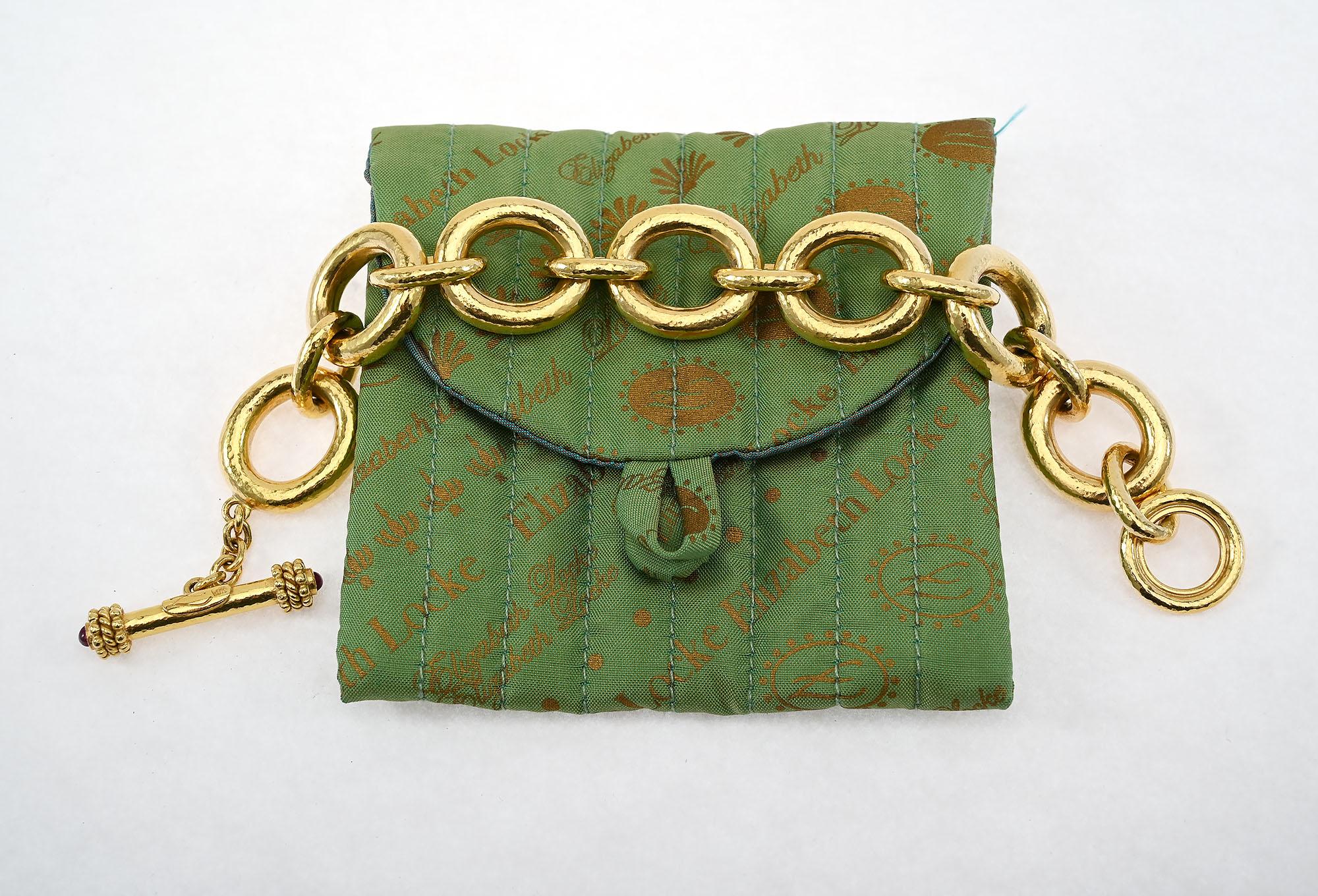 Superbe bracelet à maillons ovales en or d'Elizabeth Locke. Les maillons ont la finition martelée préférée de Locke. Les sept maillons ovales mesurent 15/16