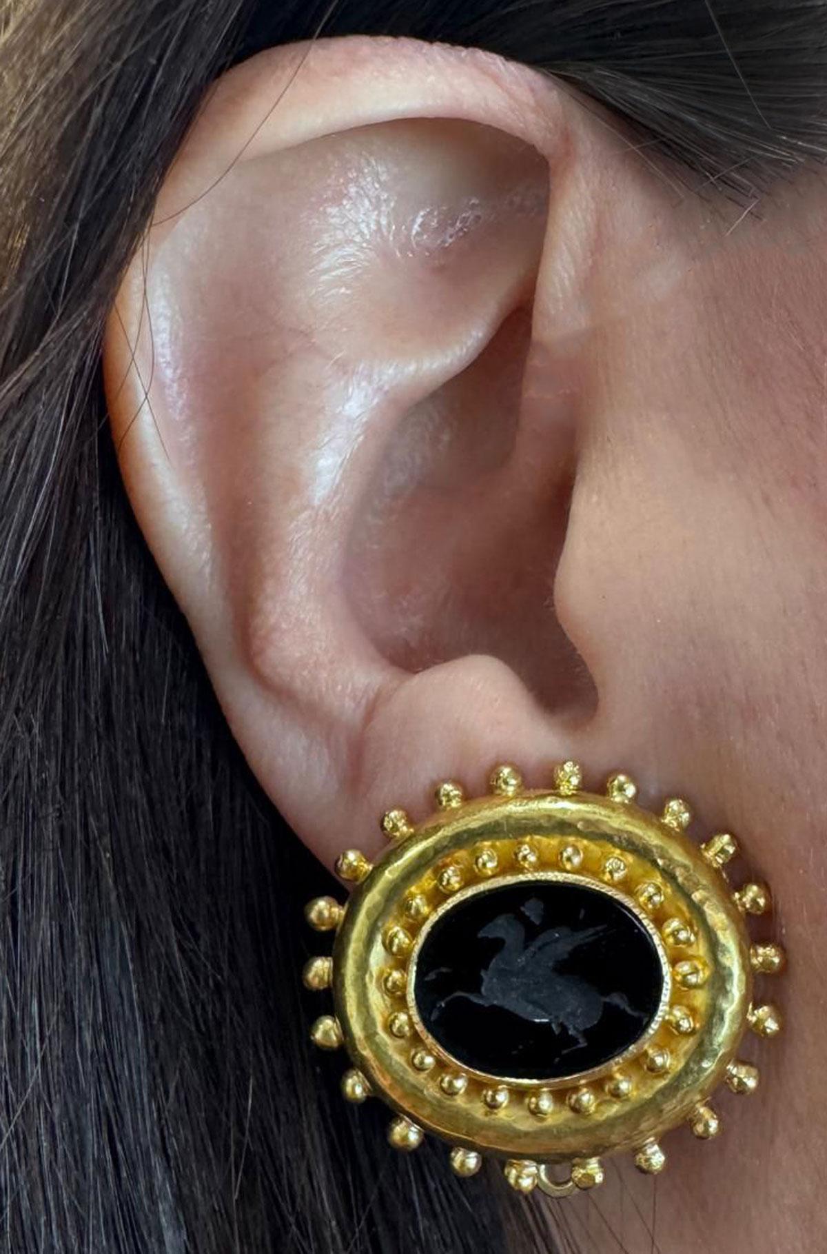 Pendientes Elizabeth Locke Pegaso Negro Oynx Intaglio en venta 1