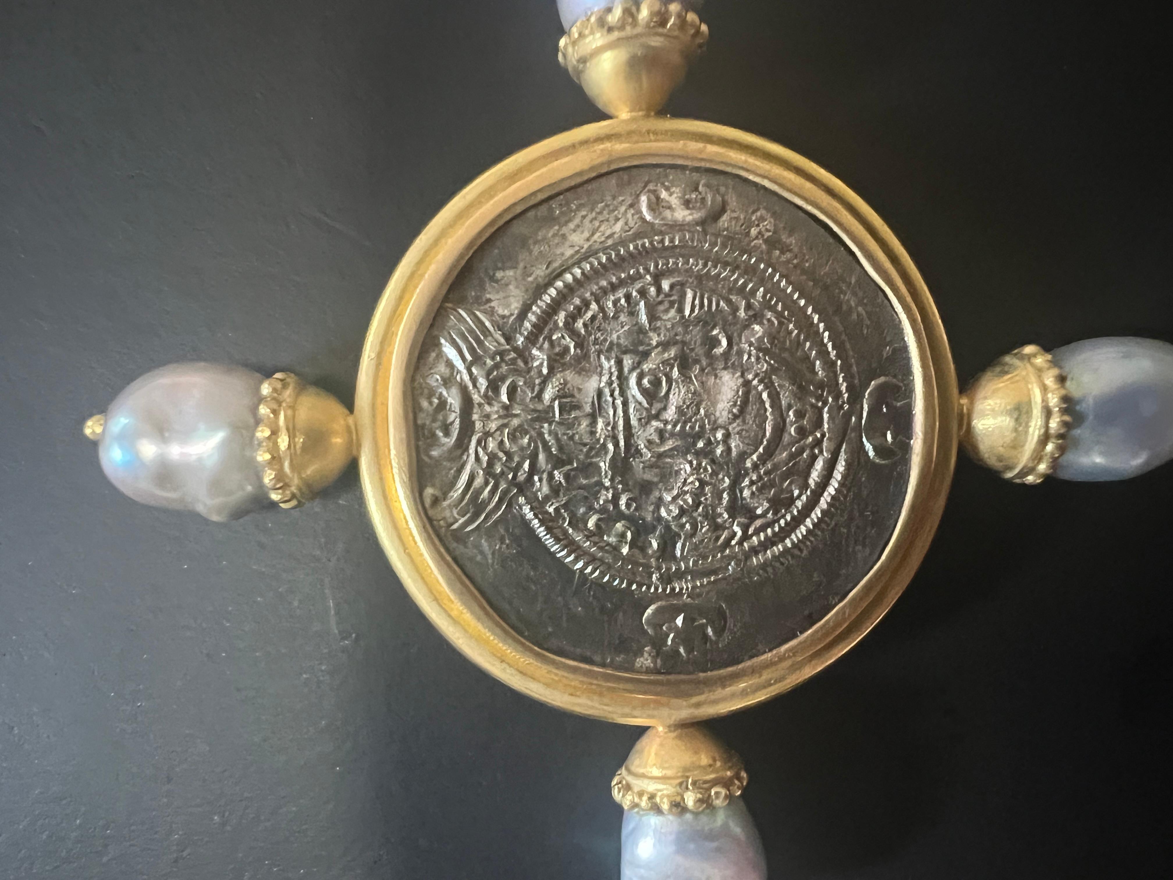 Elizabeth Locke Broche ou épingle à monnaie argentée Saanian Roman Coin avec cadre en or 18 carats et perles de mer en vente 4