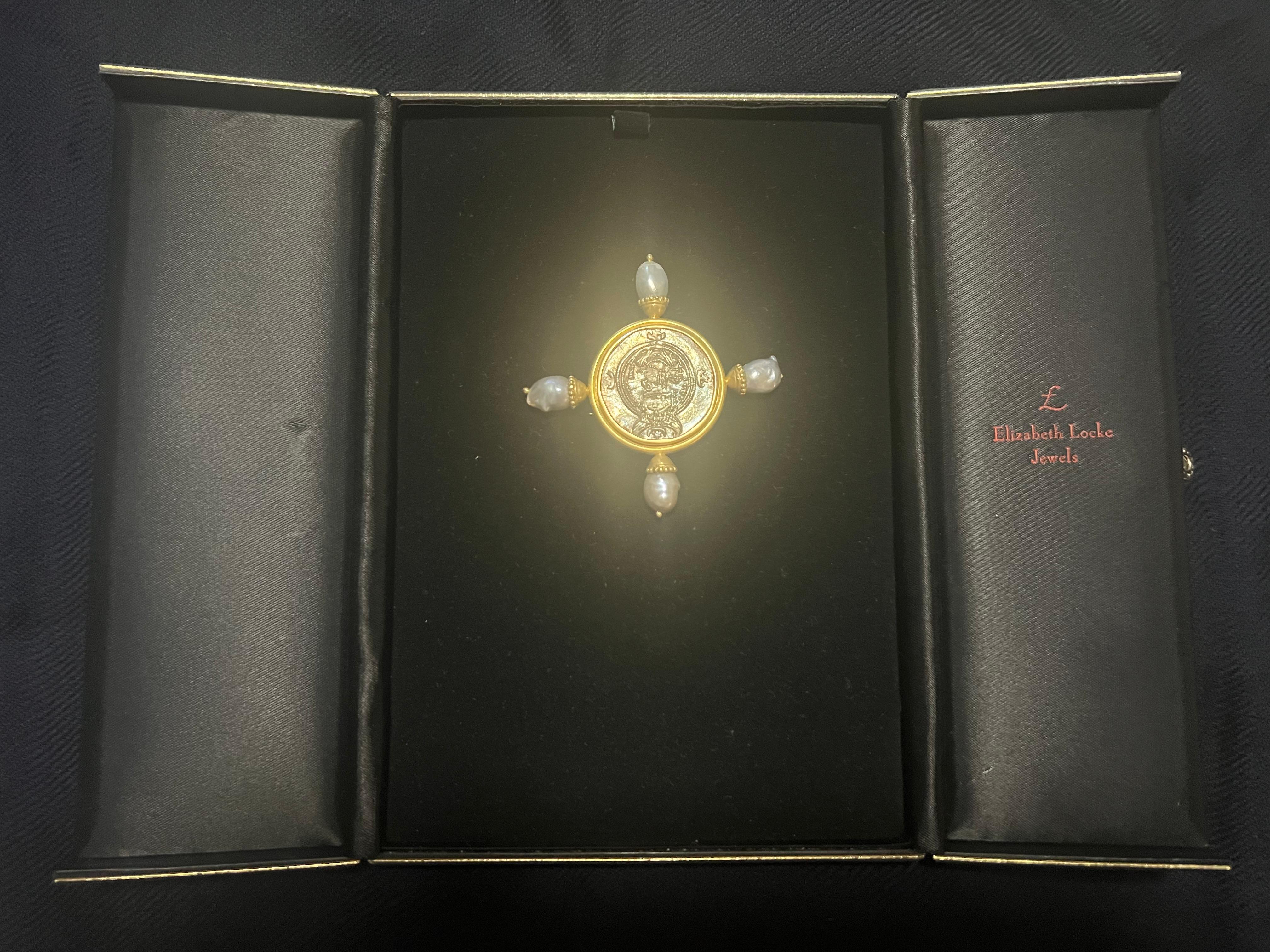 Elizabeth Locke Broche ou épingle à monnaie argentée Saanian Roman Coin avec cadre en or 18 carats et perles de mer en vente 5