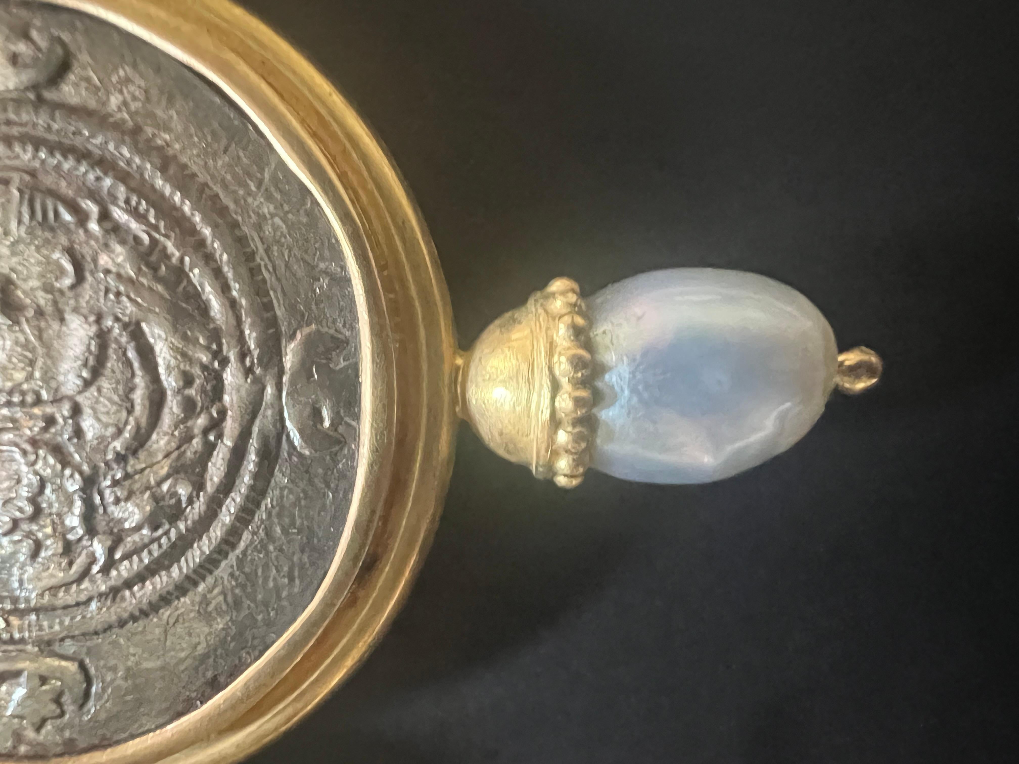 Elizabeth Locke Broche ou épingle à monnaie argentée Saanian Roman Coin avec cadre en or 18 carats et perles de mer Bon état - En vente à Plainview, NY