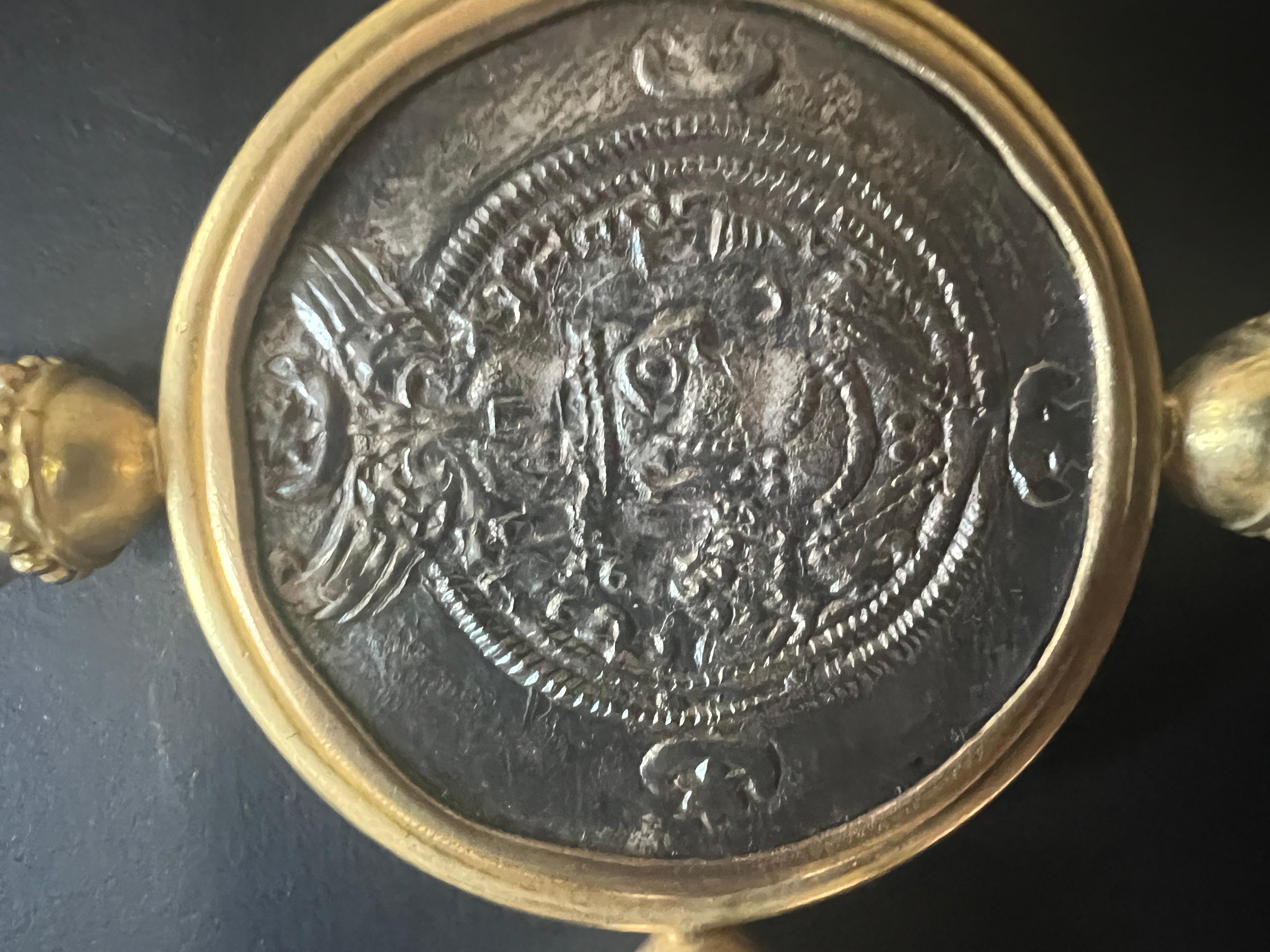 Elizabeth Locke Silber Saanian Roman Coin Seeperle 18K Gold Rahmen Anstecknadel oder Brosche im Angebot 1