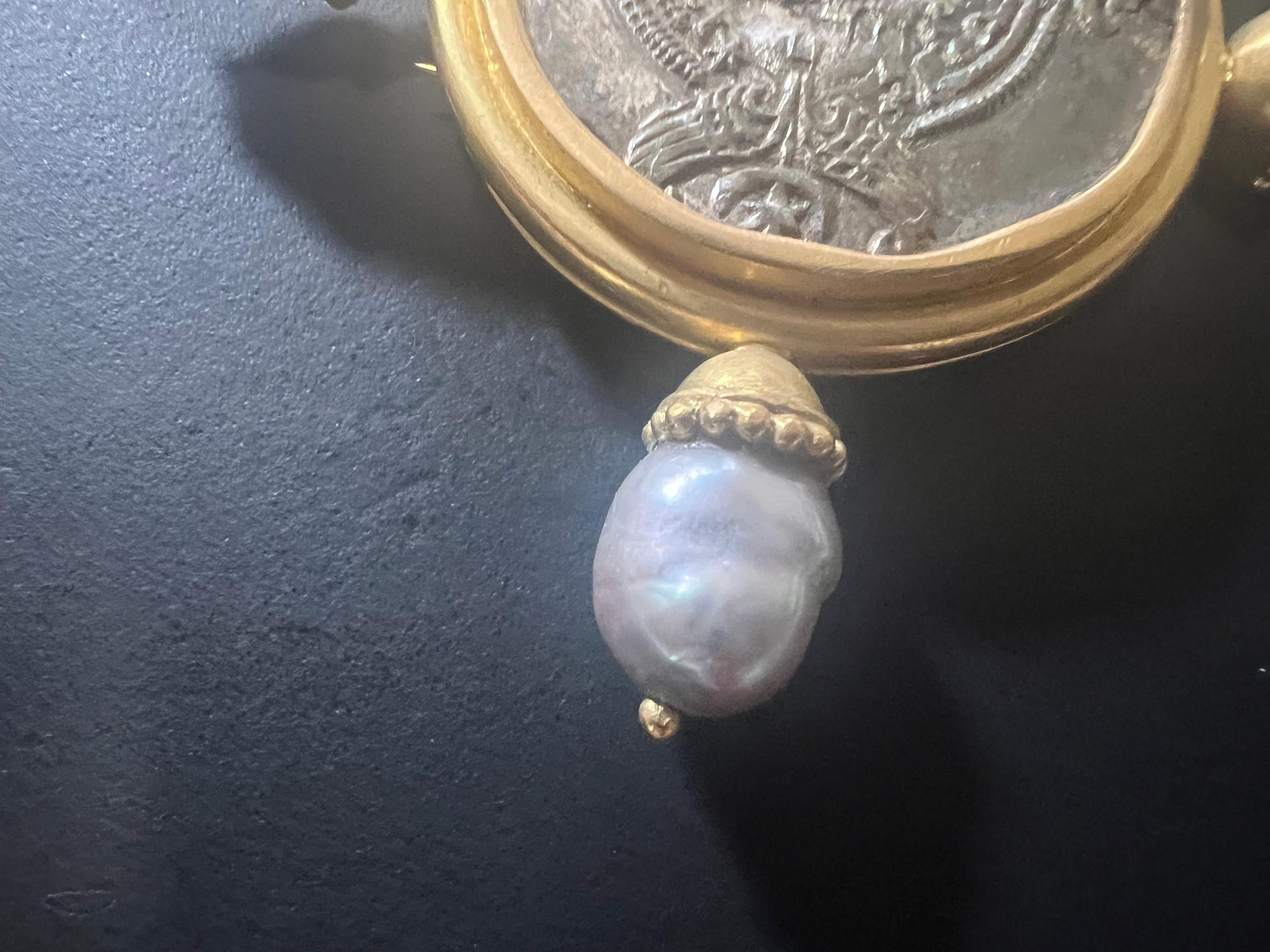 Elizabeth Locke Broche ou épingle à monnaie argentée Saanian Roman Coin avec cadre en or 18 carats et perles de mer en vente 2