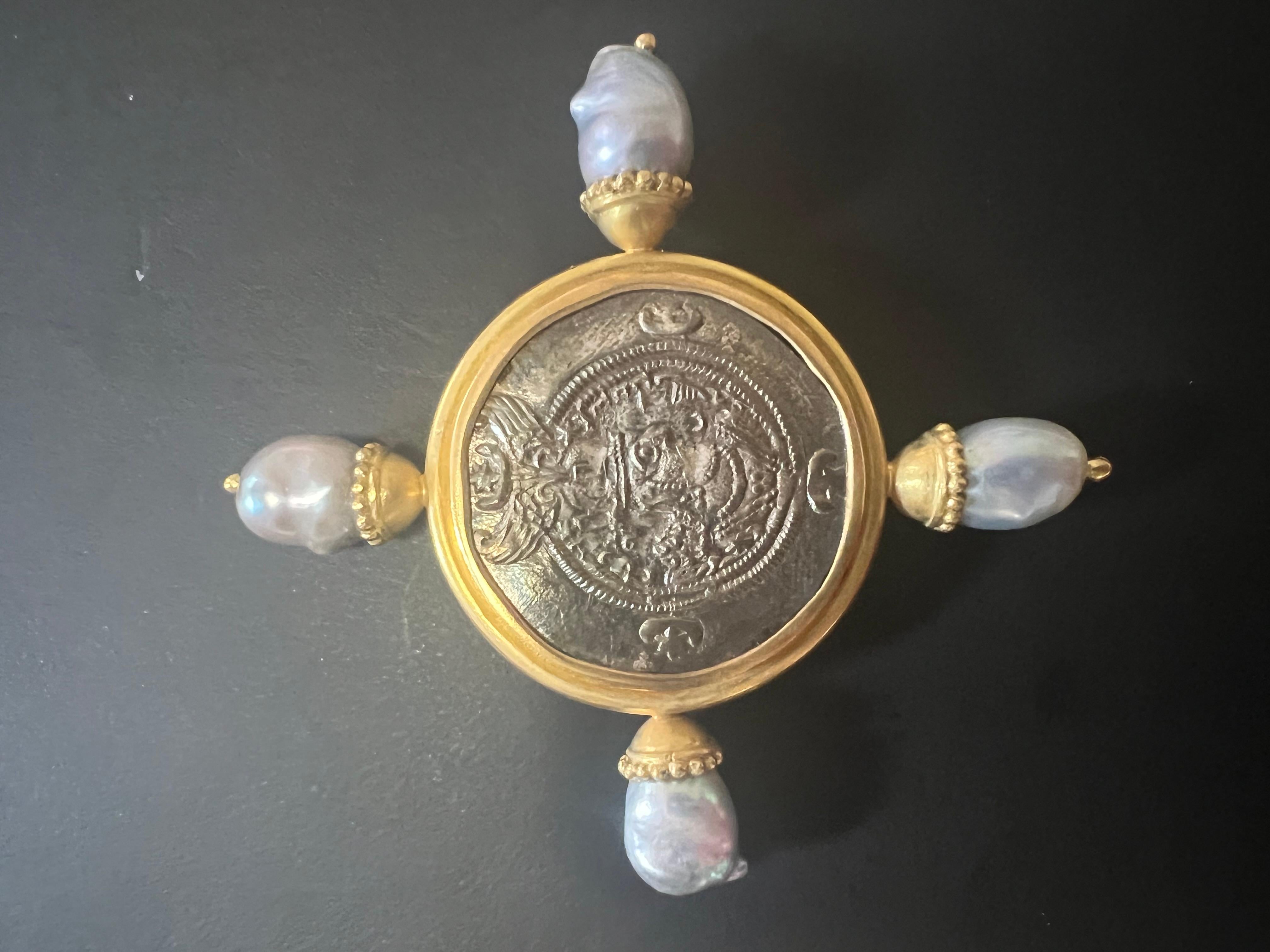 Elizabeth Locke Broche ou épingle à monnaie argentée Saanian Roman Coin avec cadre en or 18 carats et perles de mer en vente 3