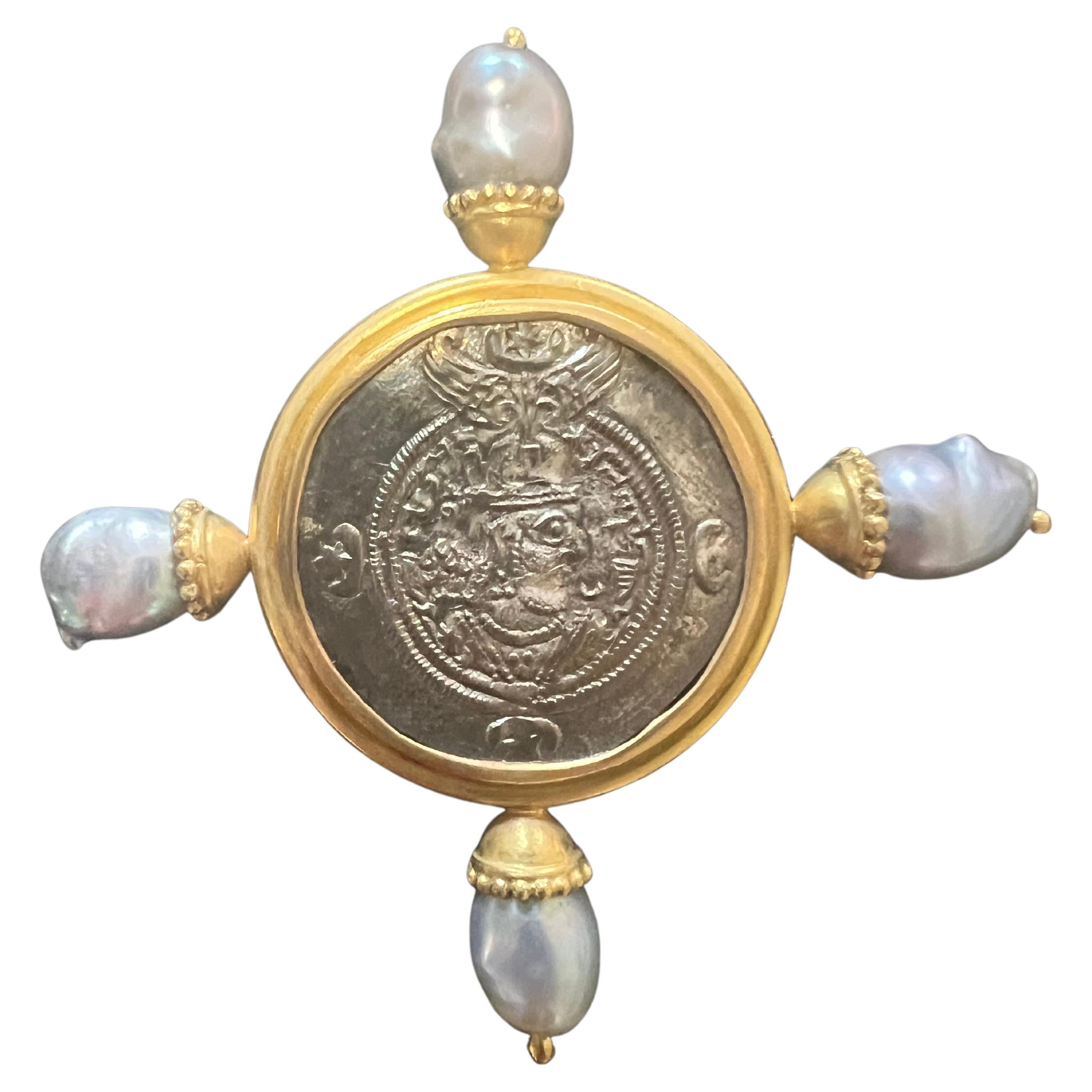 Elizabeth Locke Broche ou épingle à monnaie argentée Saanian Roman Coin avec cadre en or 18 carats et perles de mer en vente