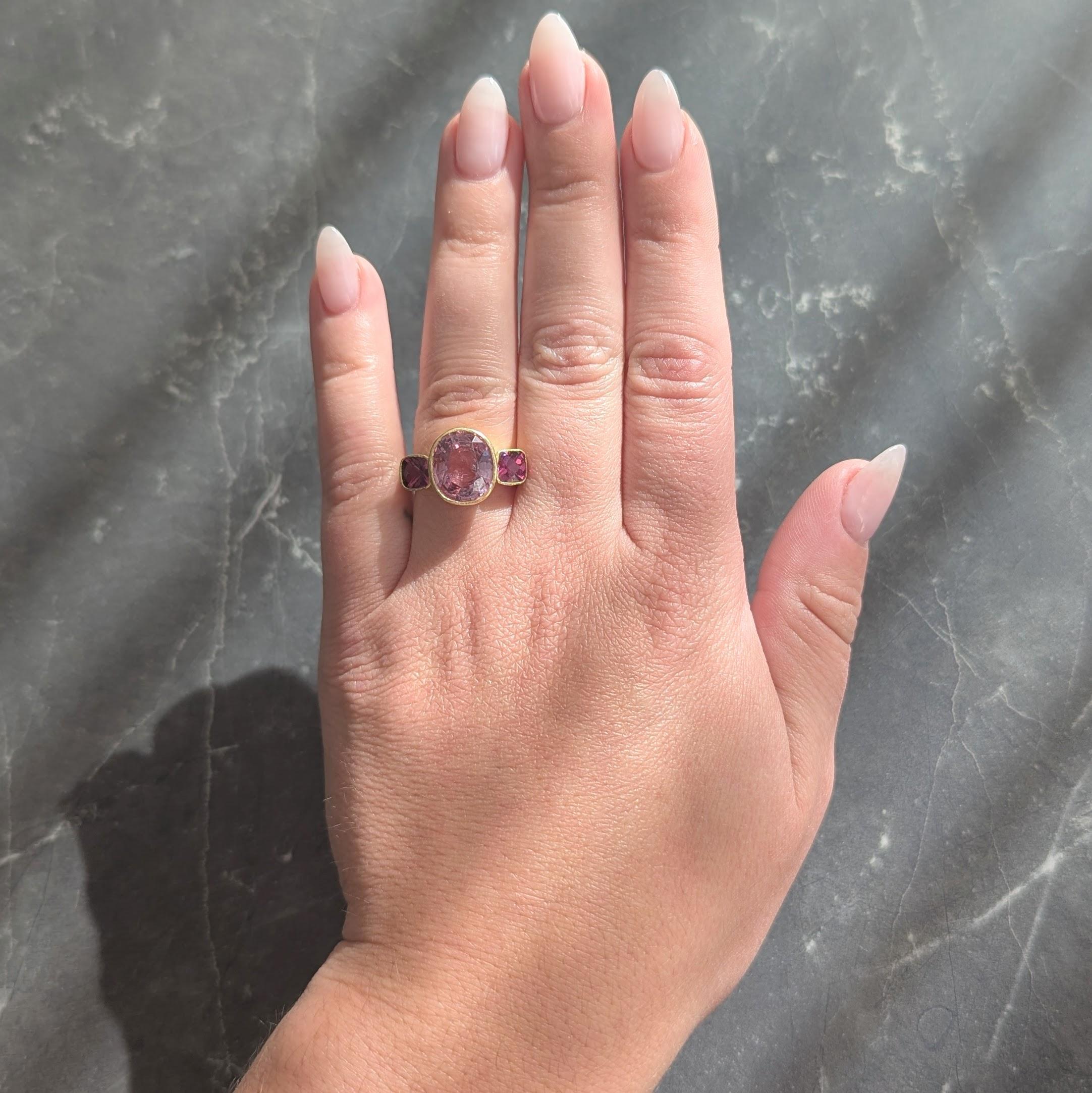 In der Mitte ein gemischter Spinell im Ovalschliff mit einem Gewicht von etwa 4,80 Karat
Natürliche hellrosa Farbe und halbtransparent
Flankiert von 5,0 mm großen Rhodolith-Granaten im Kissenschliff
Gut abgestimmte transparente purpurrote Farbe
Jede