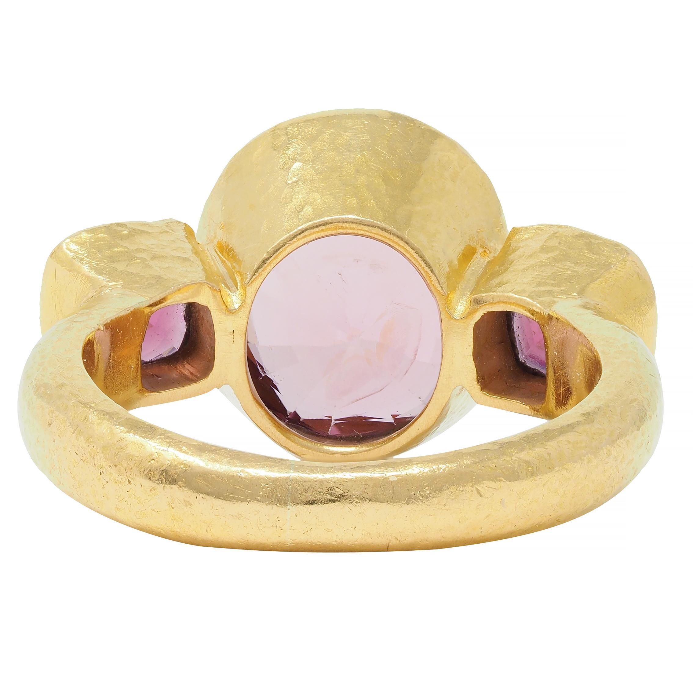 Elizabeth Locke Spinel Rhodolite Garnet 19 Karat Hammered Gold Gemstone Ring In Excellent Condition For Sale In Philadelphia, PA