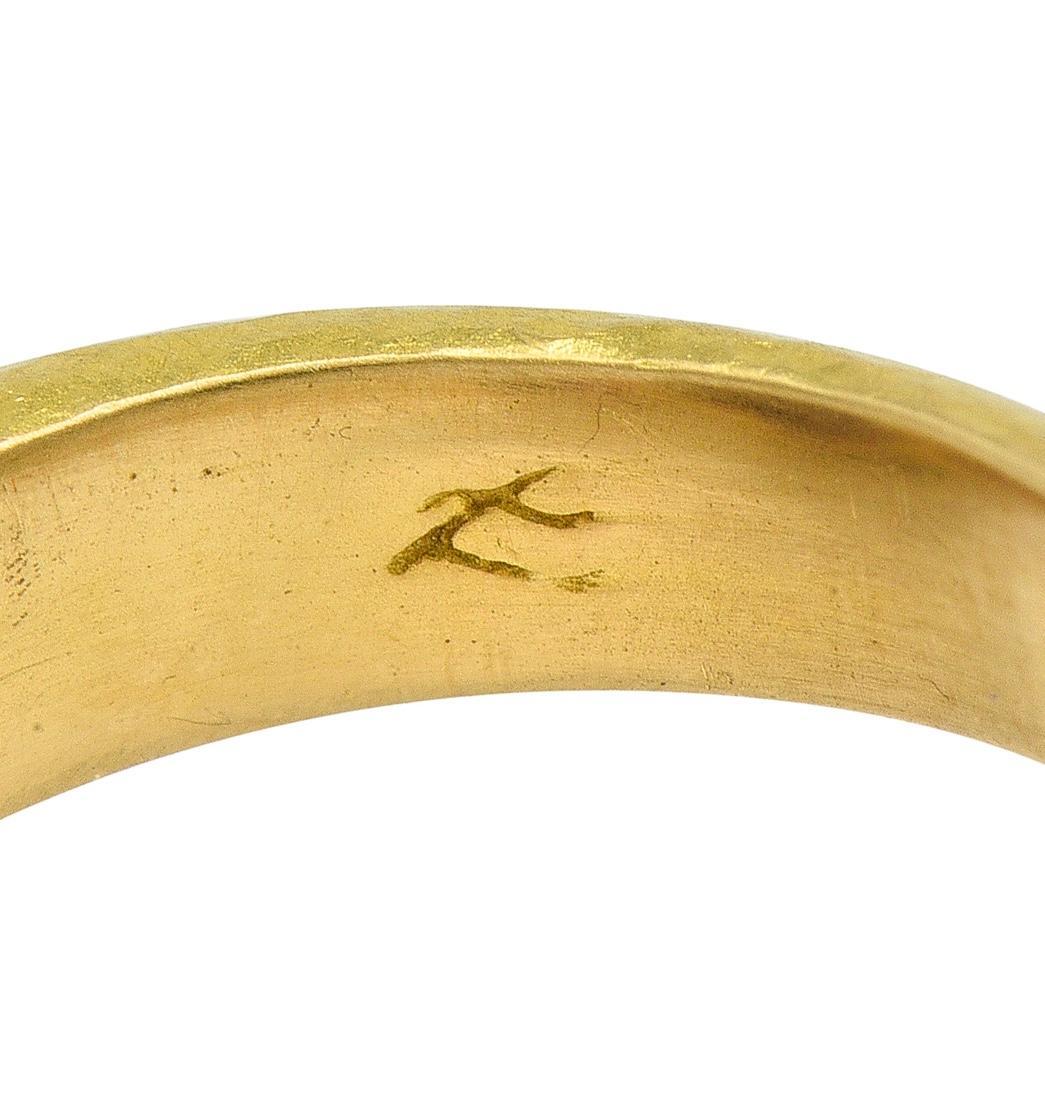 Elizabeth Locke: 19 Karat gehämmerter Gold-Edelsteinring mit Spinell, Rhodolith, Granat und Granat Damen im Angebot