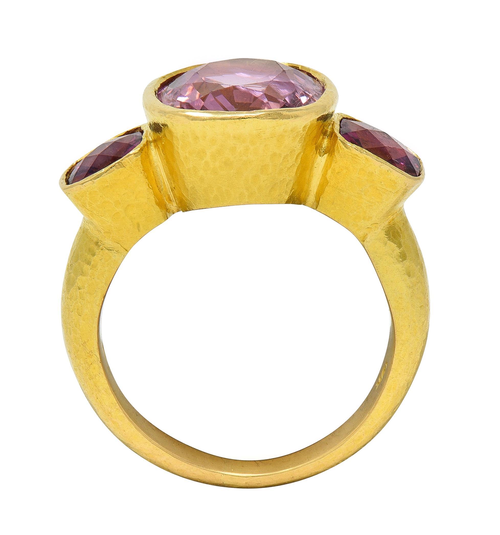 Elizabeth Locke: 19 Karat gehämmerter Gold-Edelsteinring mit Spinell, Rhodolith, Granat und Granat im Angebot 1