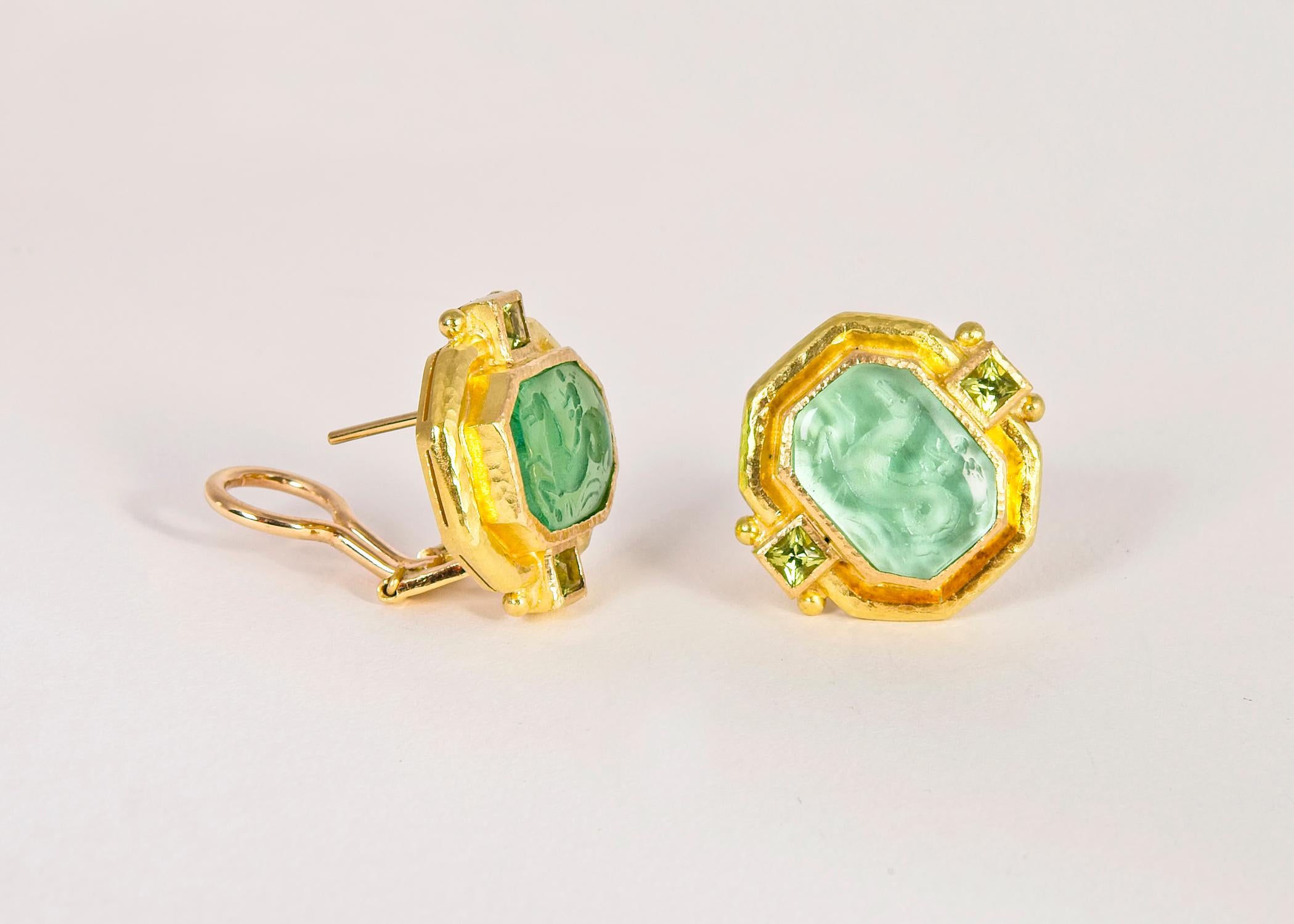 Elizabeth Locke features an equestrian motif Venetian glass center and frames it with her signature textured gold accented with faceted peridots. 7/8's of an inch in size. 
