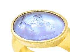 Elizabeth Locke, bague en or jaune 18 carats avec intaille en verre vénitien et nacre