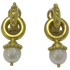 Elizabeth Locke, boucles d'oreilles en goutte en or 19 carats et perles blanches