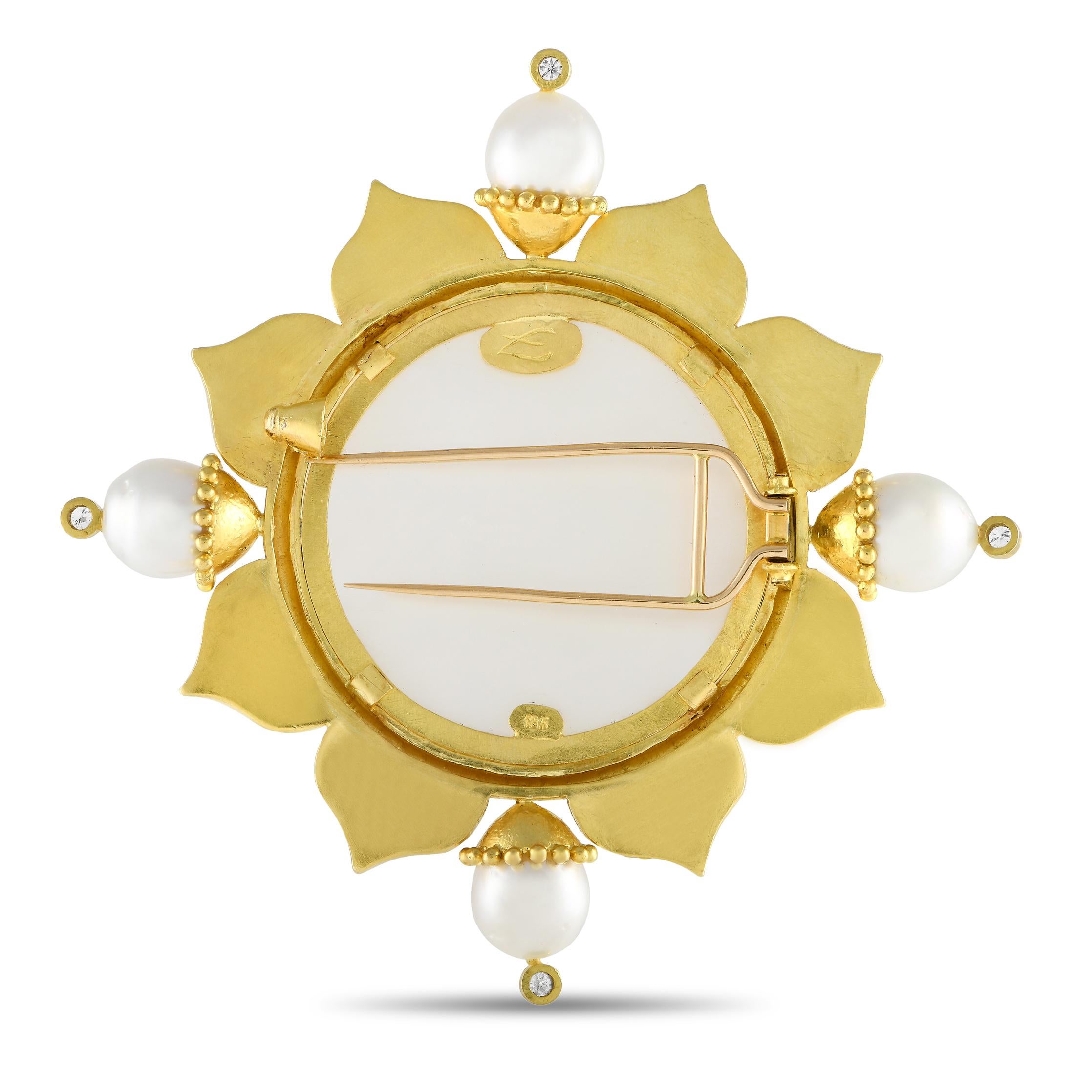 This opulent Elizabeth Locke brooch exudes a sense of refinement. A breathtaking Mother of Pearl at the center comes to life thanks to classical motifs, while the 18K Yellow Gold and Pearl setting bring the entire design to life. This piece measures