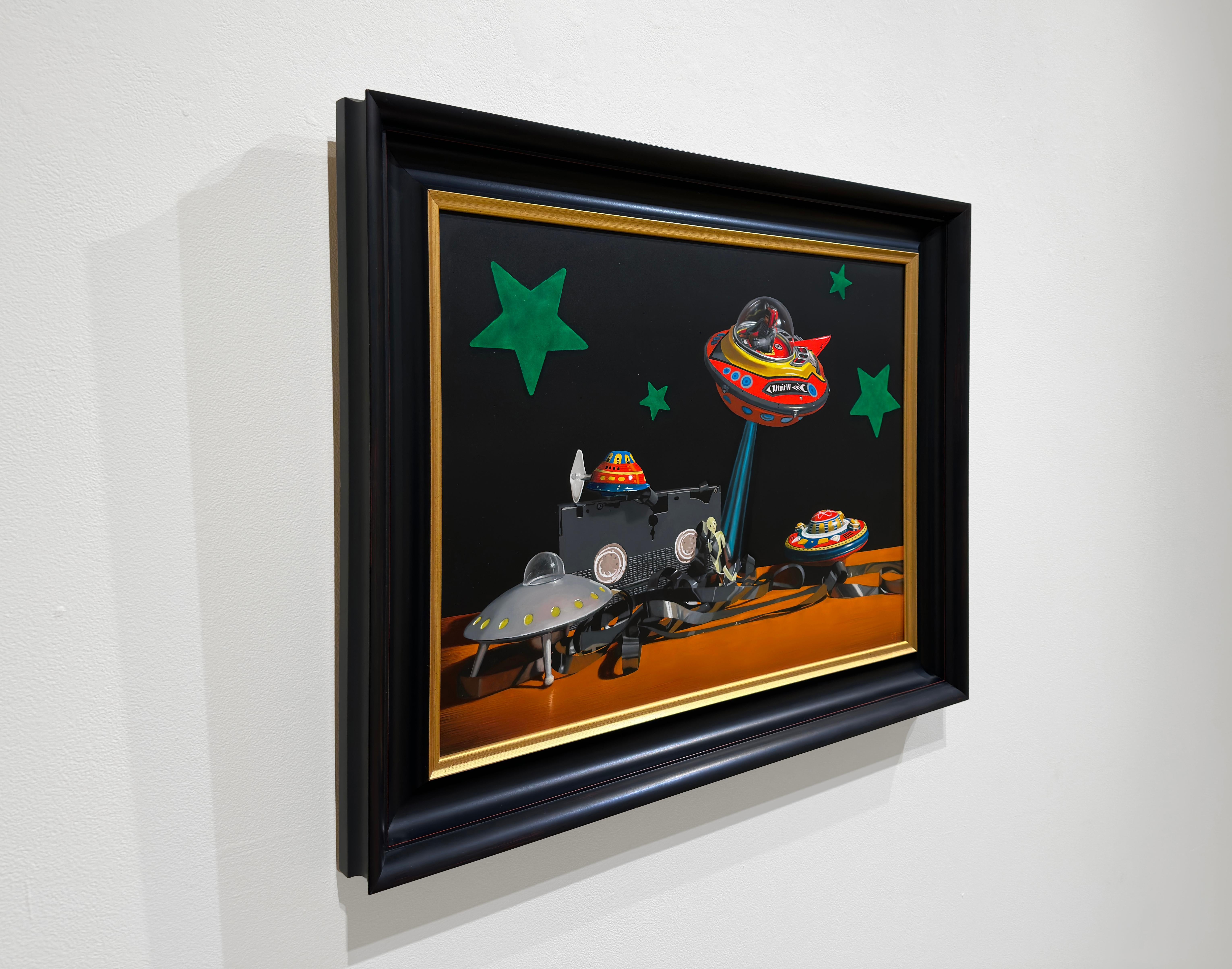 CAUGHT ON TAPE - Realismo contemporáneo / Naturaleza muerta con juguetes clásicos / Humor - Painting Contemporáneo de Elizabeth McGhee
