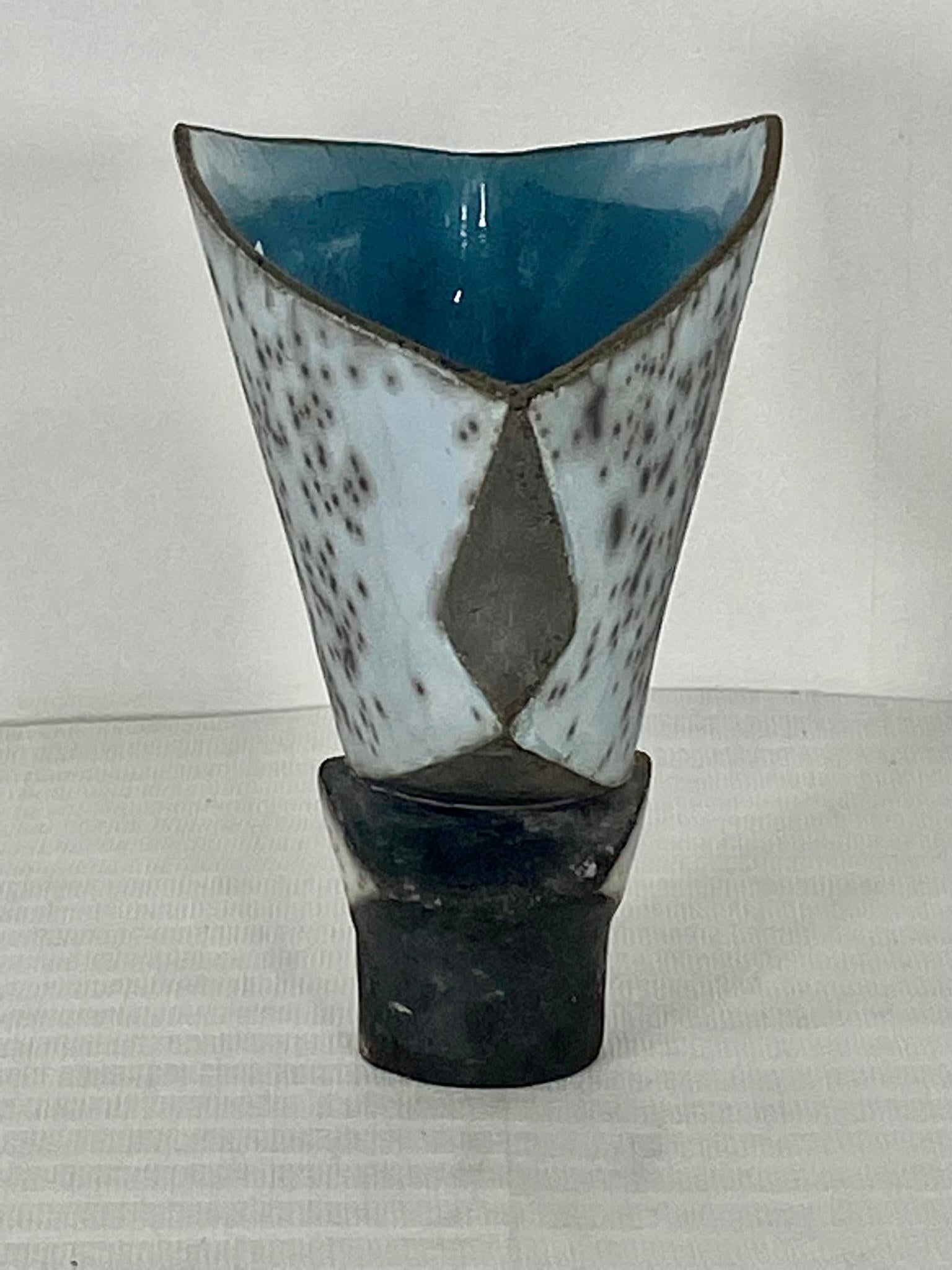 Mid-Century Modern Vase en céramique vintage émaillée bleue Raku Studio Art d'Elizabeth Raeburn en vente