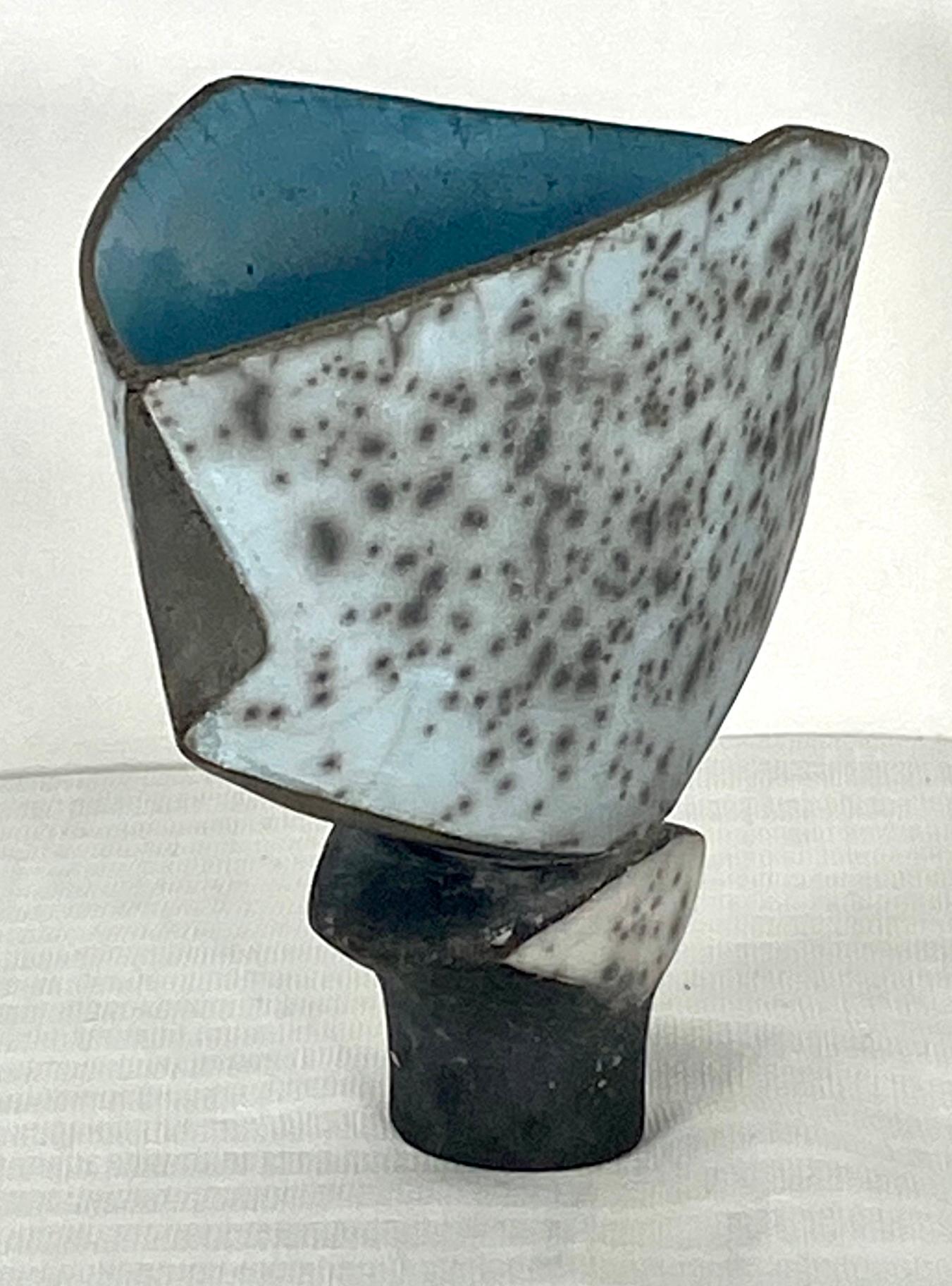 Cuit Vase en céramique vintage émaillée bleue Raku Studio Art d'Elizabeth Raeburn en vente