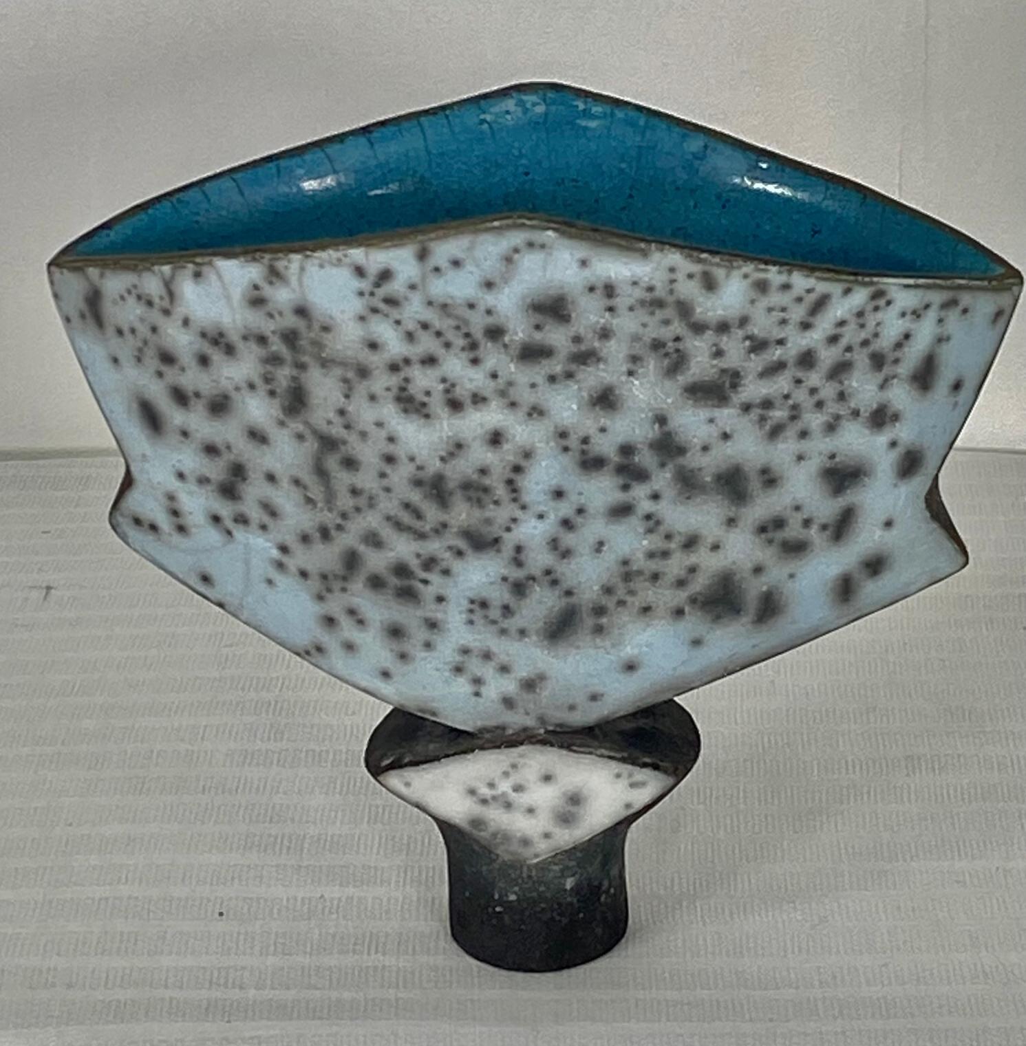 Argile Vase en céramique vintage émaillée bleue Raku Studio Art d'Elizabeth Raeburn en vente