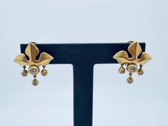 Elizabeth Rand – Ohrringe aus 18-Karat-Gelbgold mit Fleur-de-Lis-Motiv und Diamanten in Satin-Schliff