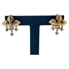 Elizabeth Rand – Ohrringe aus 18-Karat-Gelbgold mit Fleur-de-Lis-Motiv und Diamanten in Satin-Schliff