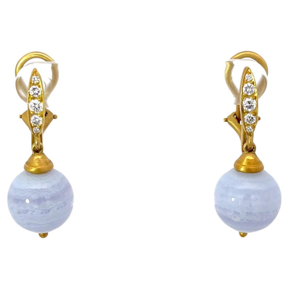 Elizabeth Rand, boucles d'oreilles pendantes en or jaune 18 carats, calcédoine et diamants