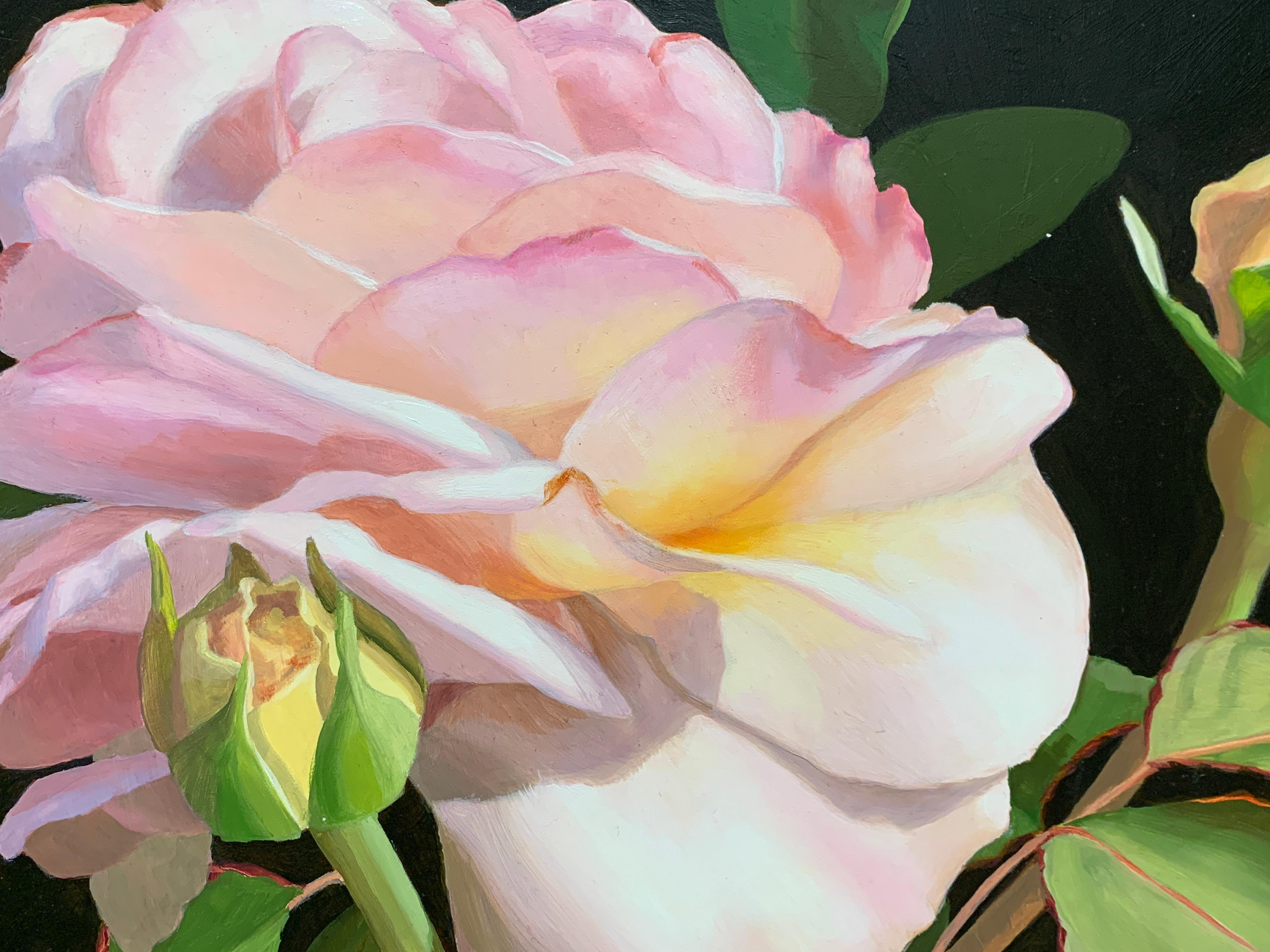 Amerikanisches Realismus-Stillleben mit rosa und gelben Rosen – Painting von Elizabeth Rickert