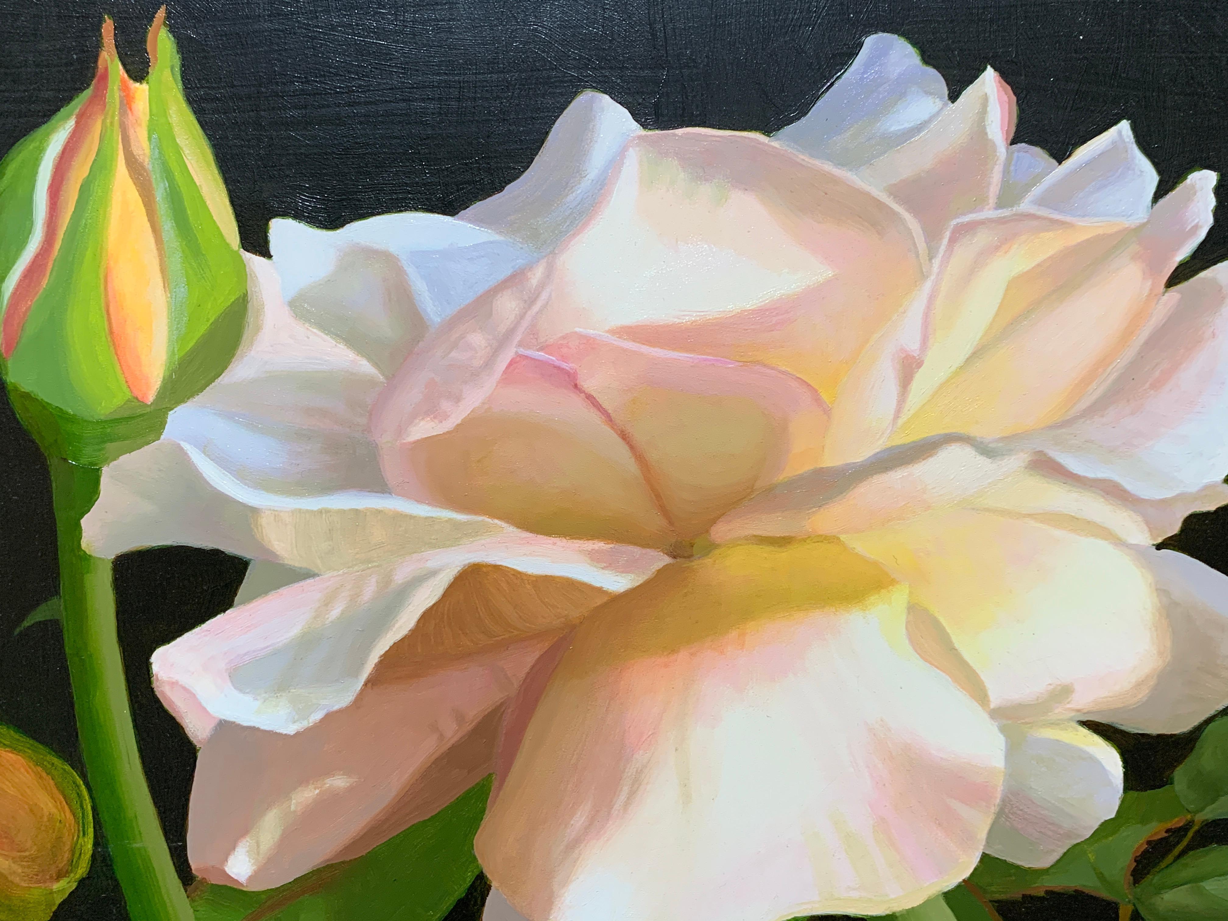 Amerikanisches Realismus-Stillleben mit rosa und gelben Rosen – Painting von Elizabeth Rickert