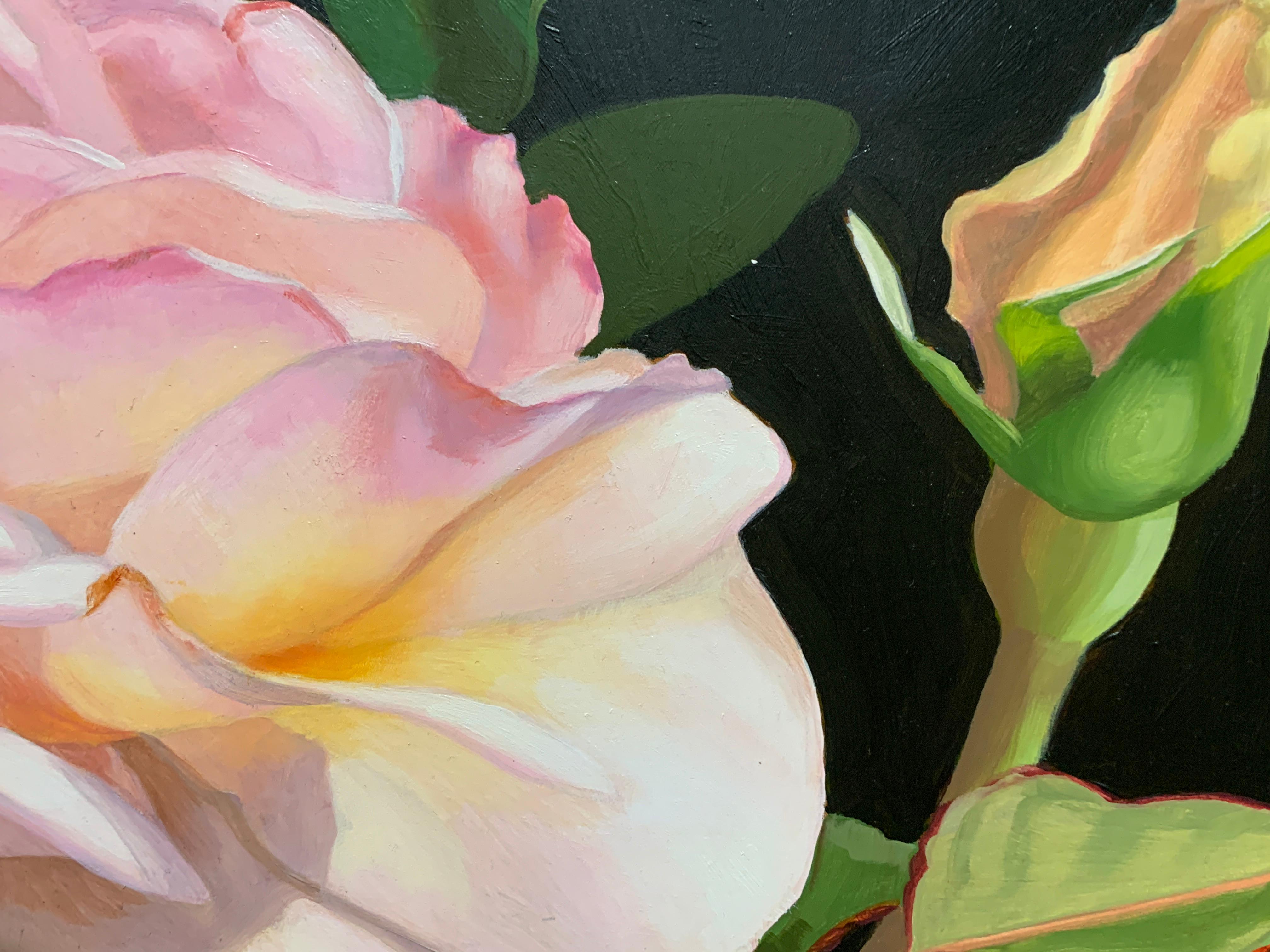 Amerikanisches Realismus-Stillleben mit rosa und gelben Rosen (Beige), Figurative Painting, von Elizabeth Rickert