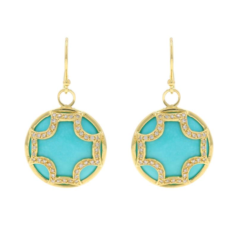 Marke: Elizabeth Showers
Collection'S: Malteser

Metallgehalt: 18k Gelbgold

Informationen zu Stein

Naturtürkis
Behandlung: Routinemäßig verbessert
Farbe: Grünliches Blau

Natürliche Diamanten
Karat(e): .60ctw
Schliff: Runder Brillant
Farbe: G -