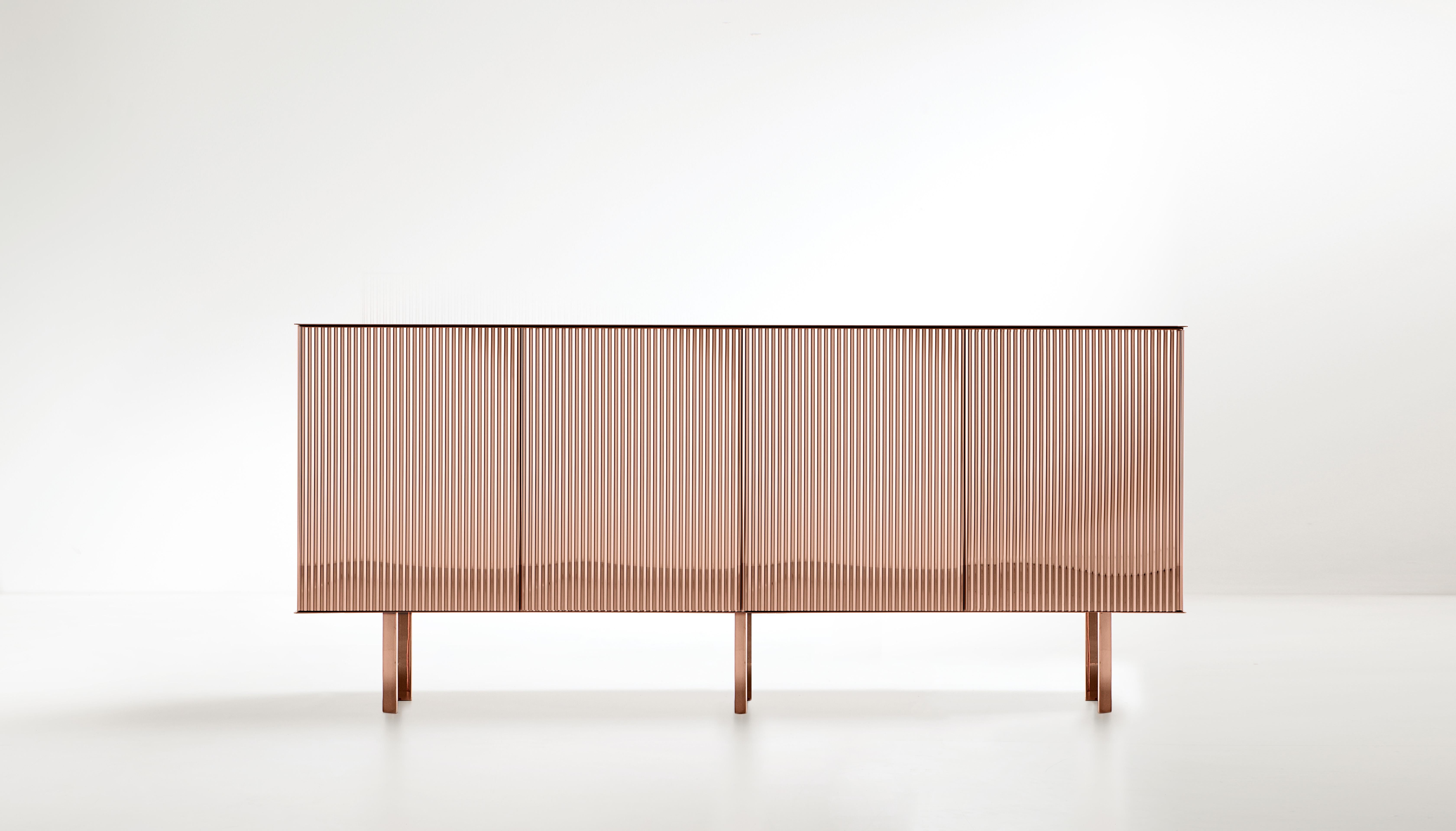 Credenza Elizabeth di De Castelli
Dimensioni: L 183 x P 45 x H 80 cm
Materiali: Rame lucido, Wood
Sono disponibili versioni in ottone e in acciaio inox. Sono disponibili anche versioni a due e sei porte. Contattaci per qualsiasi richiesta.

Come una