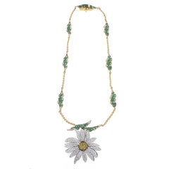 Collier marguerite de 4::51 ct de diamants et 2::76 ct d'émeraudes de la collection Elizabeth Taylor