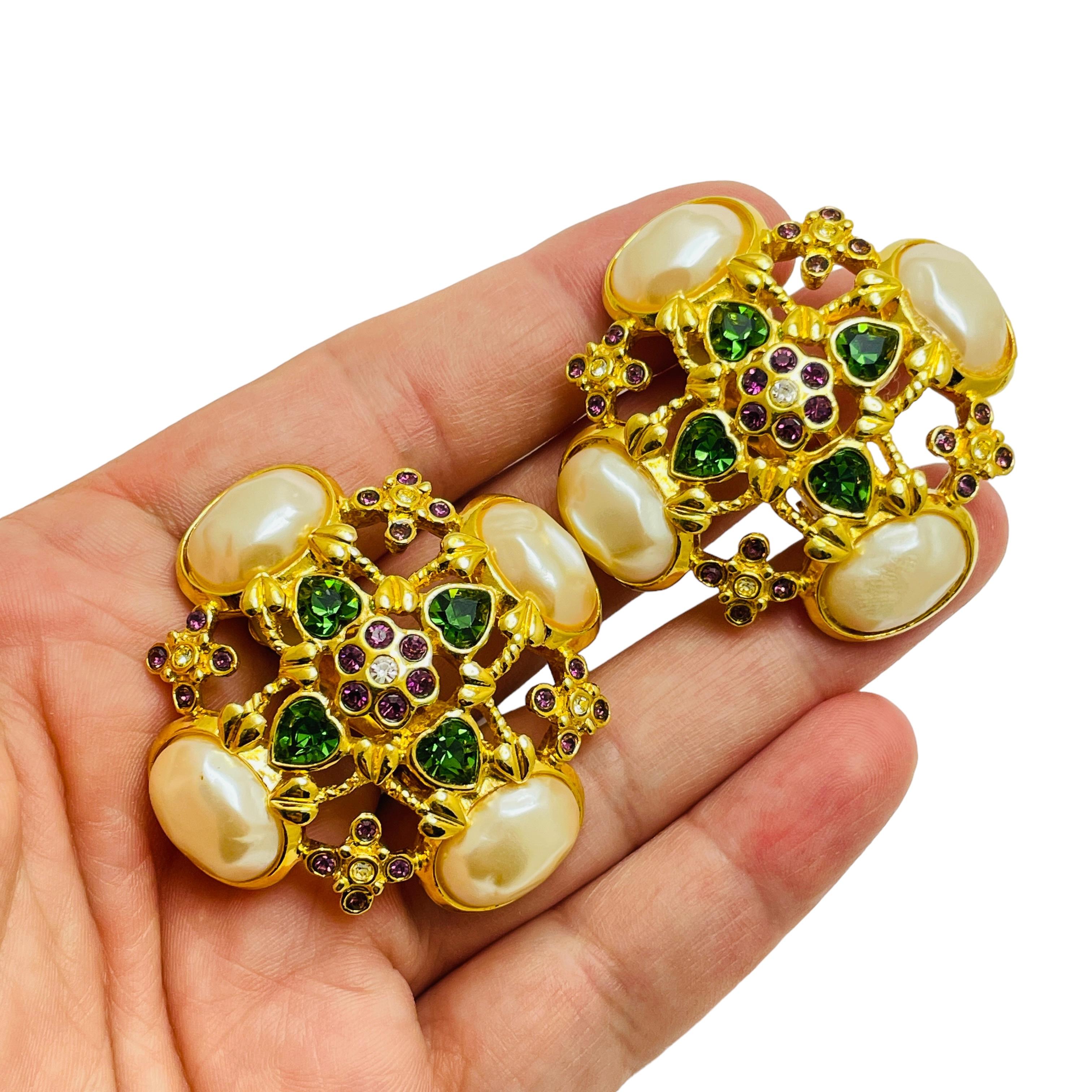 ELIZABETH TAYLOR orecchini a clip in vetro con perle d'oro e ametista e smeraldo in vendita 1