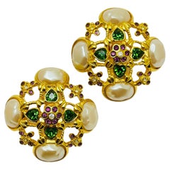 ELIZABETH TAYLOR Pendientes de oro, perlas, esmeraldas y cristal de diseño, con clip