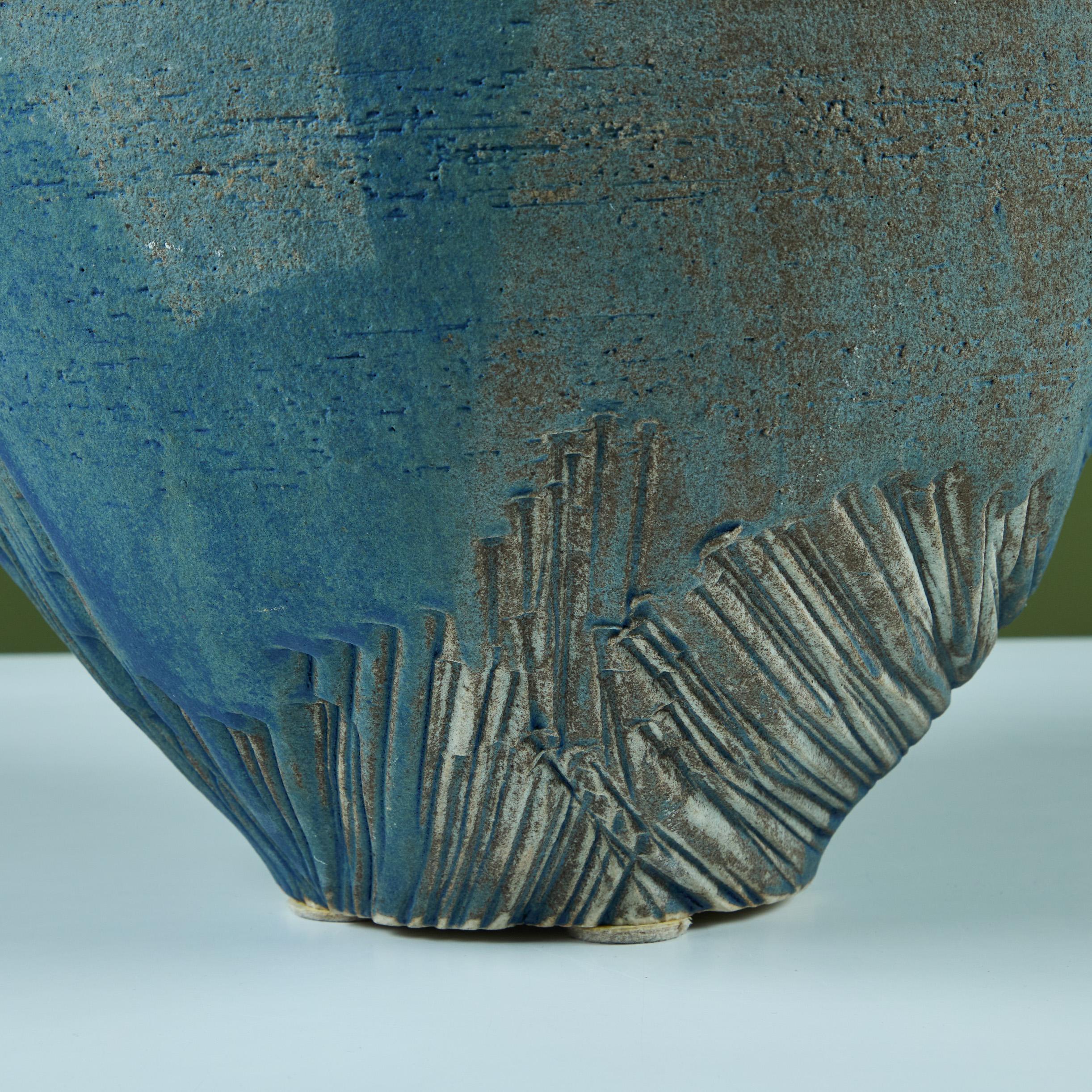 Ceramica Vaso conico smaltato blu Elizabeth Woolrych in vendita