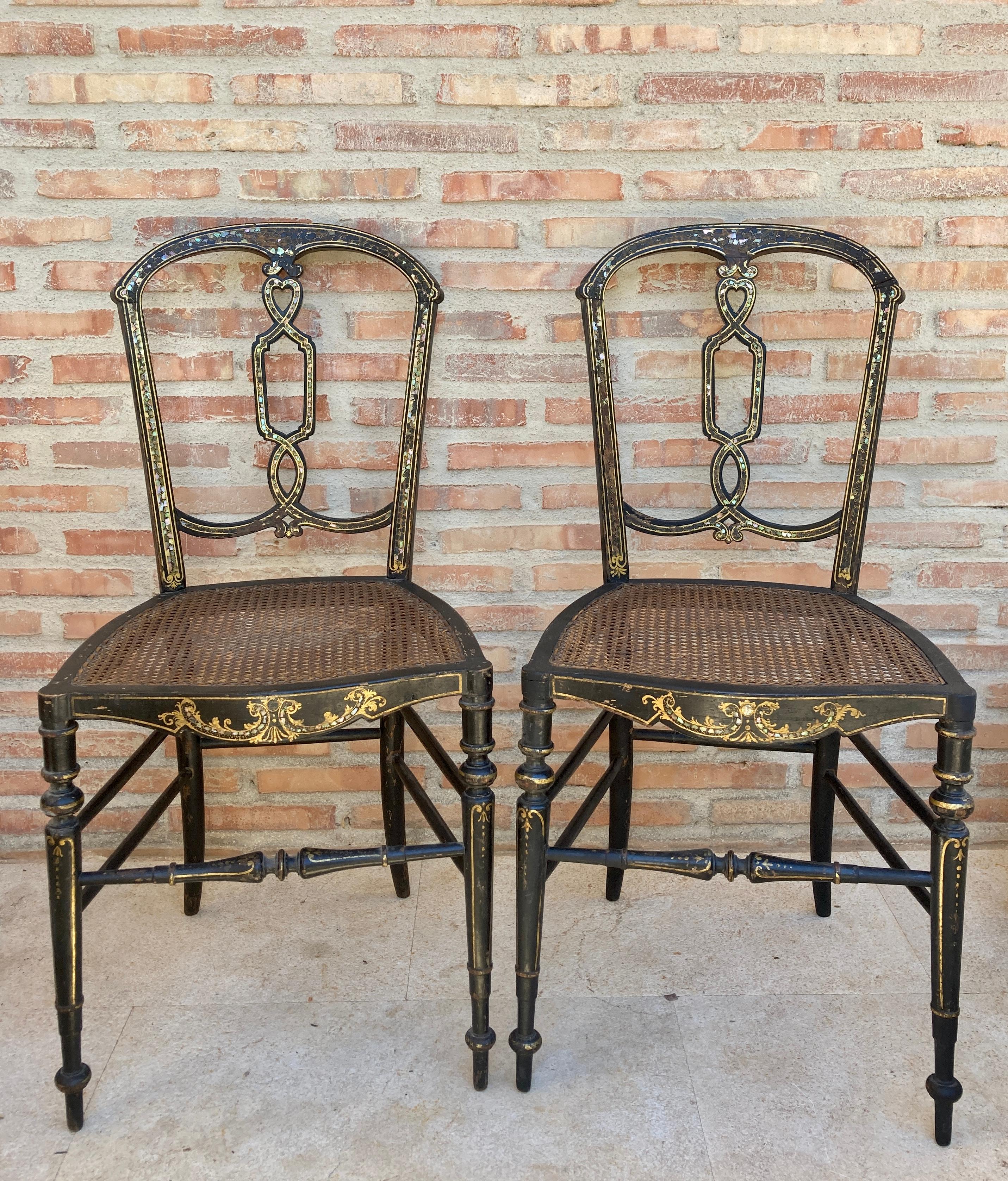 Elizabethan Wood Chairs Lacquered in Black and Decorated in Gold with Wicker Seat, Set of 2

A pair of charming Elizabethan chairs (1830-1904) made of beech wood.

It is lacquered in black and its decoration is worked by hand. They were decorated in