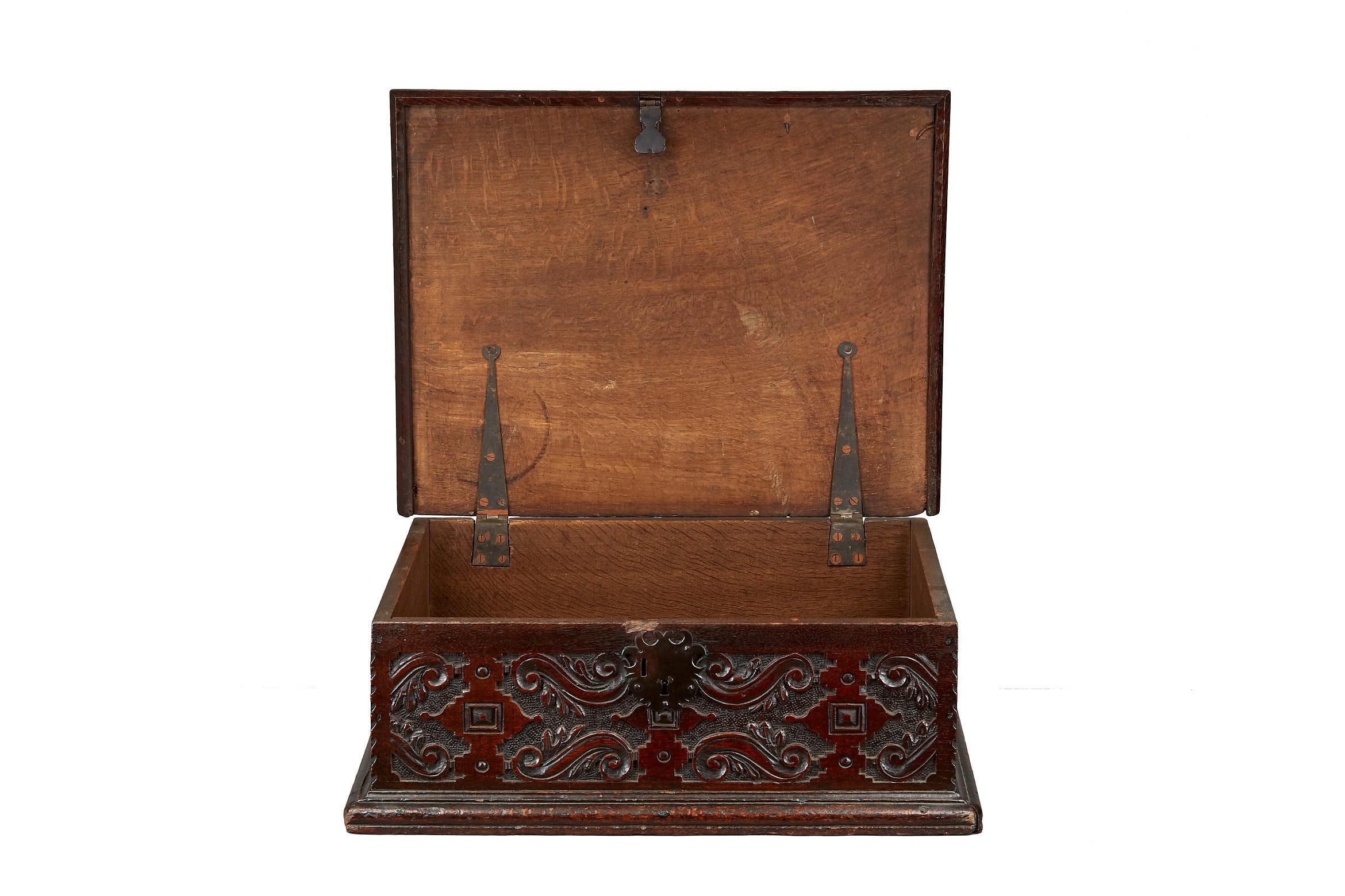 Elizabethan / James I Oak Document Box, English, circa 1600-1620 4
