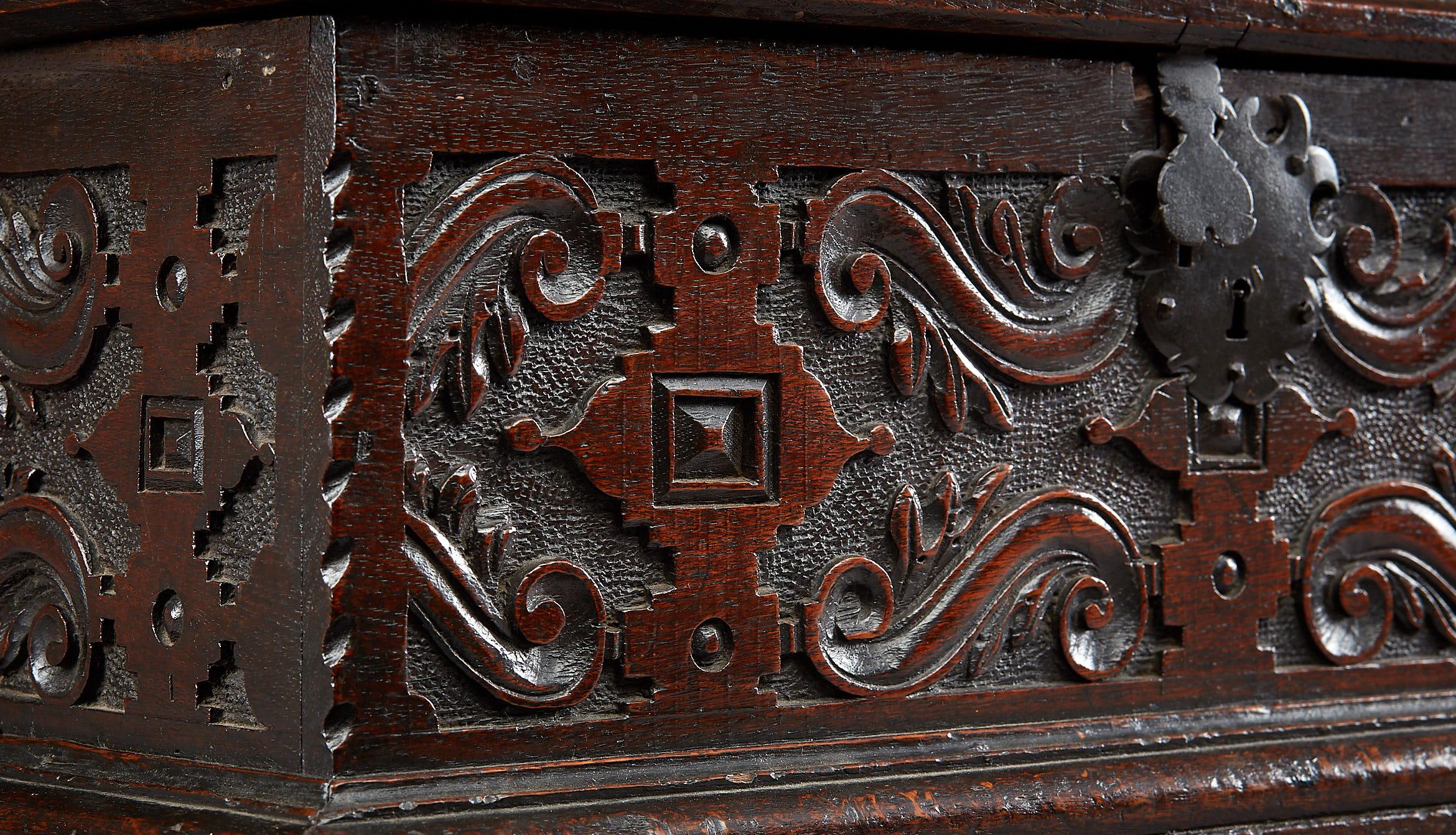 Elizabethan / James I Oak Document Box, English, circa 1600-1620 In Good Condition In Matlock, Derbyshire