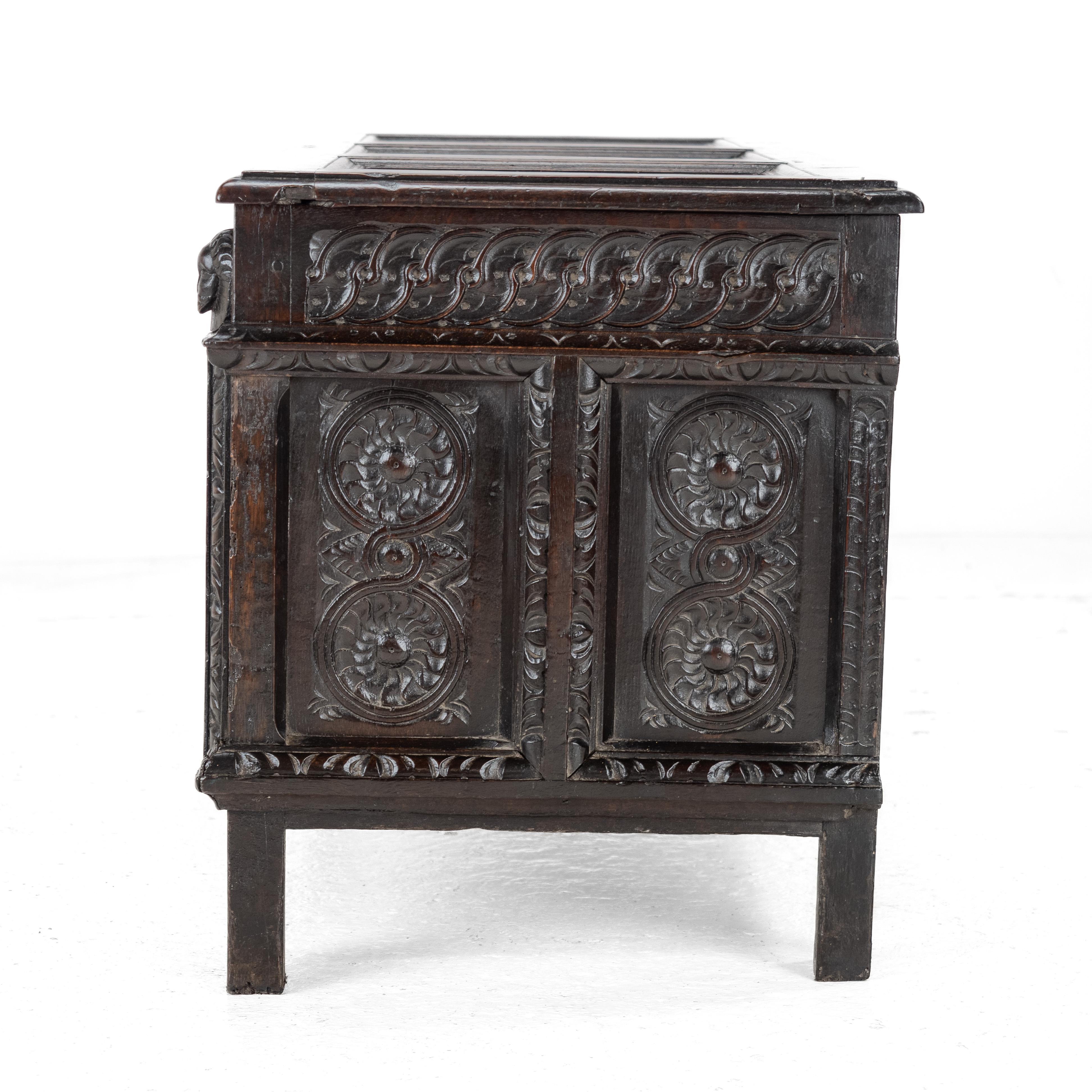 Coffre en chêne élisabéthain de la fin du XVIe siècle, lourdement sculpté, datant de 1590 (coffre Tudor) en vente 2
