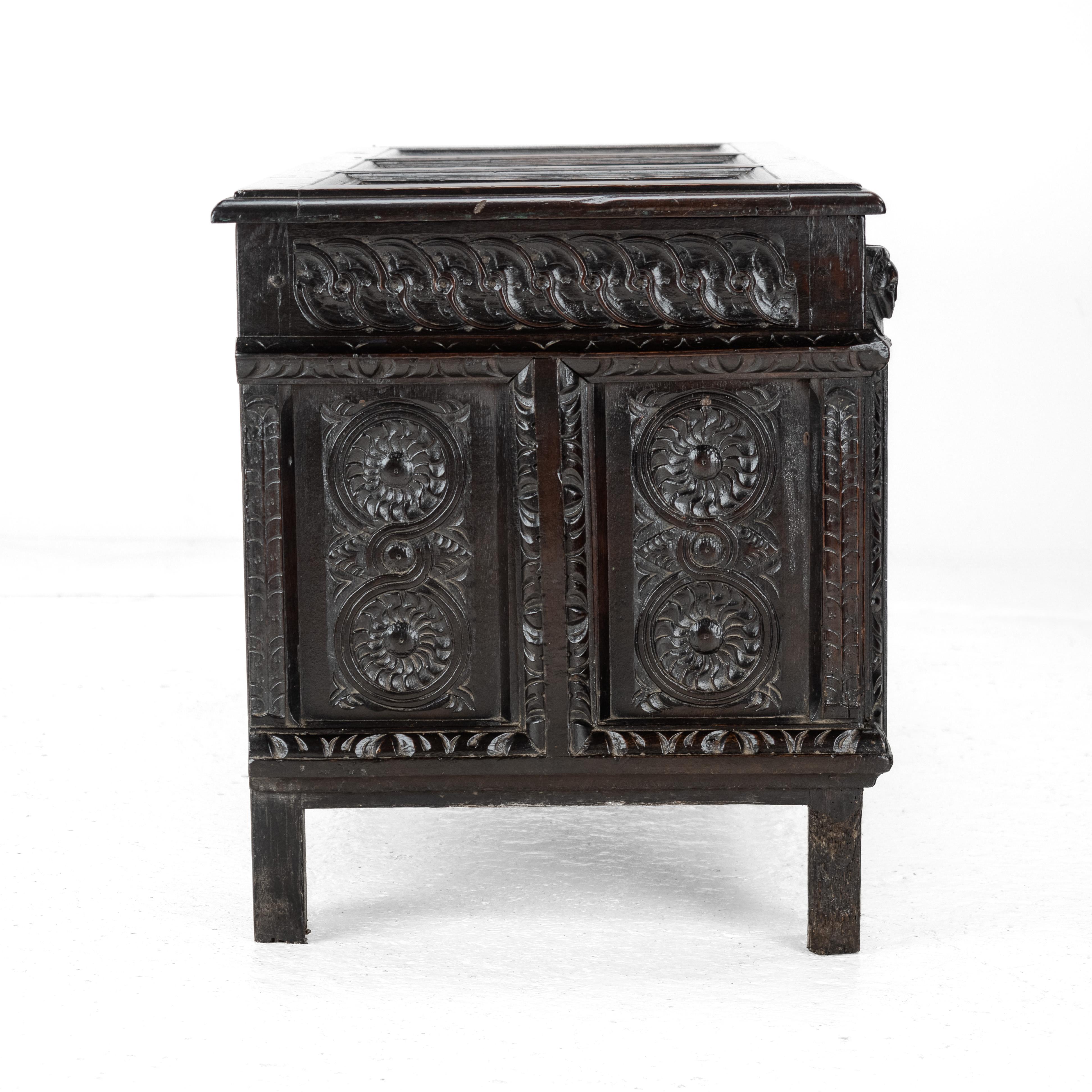 Coffre en chêne élisabéthain de la fin du XVIe siècle, lourdement sculpté, datant de 1590 (coffre Tudor) en vente 3