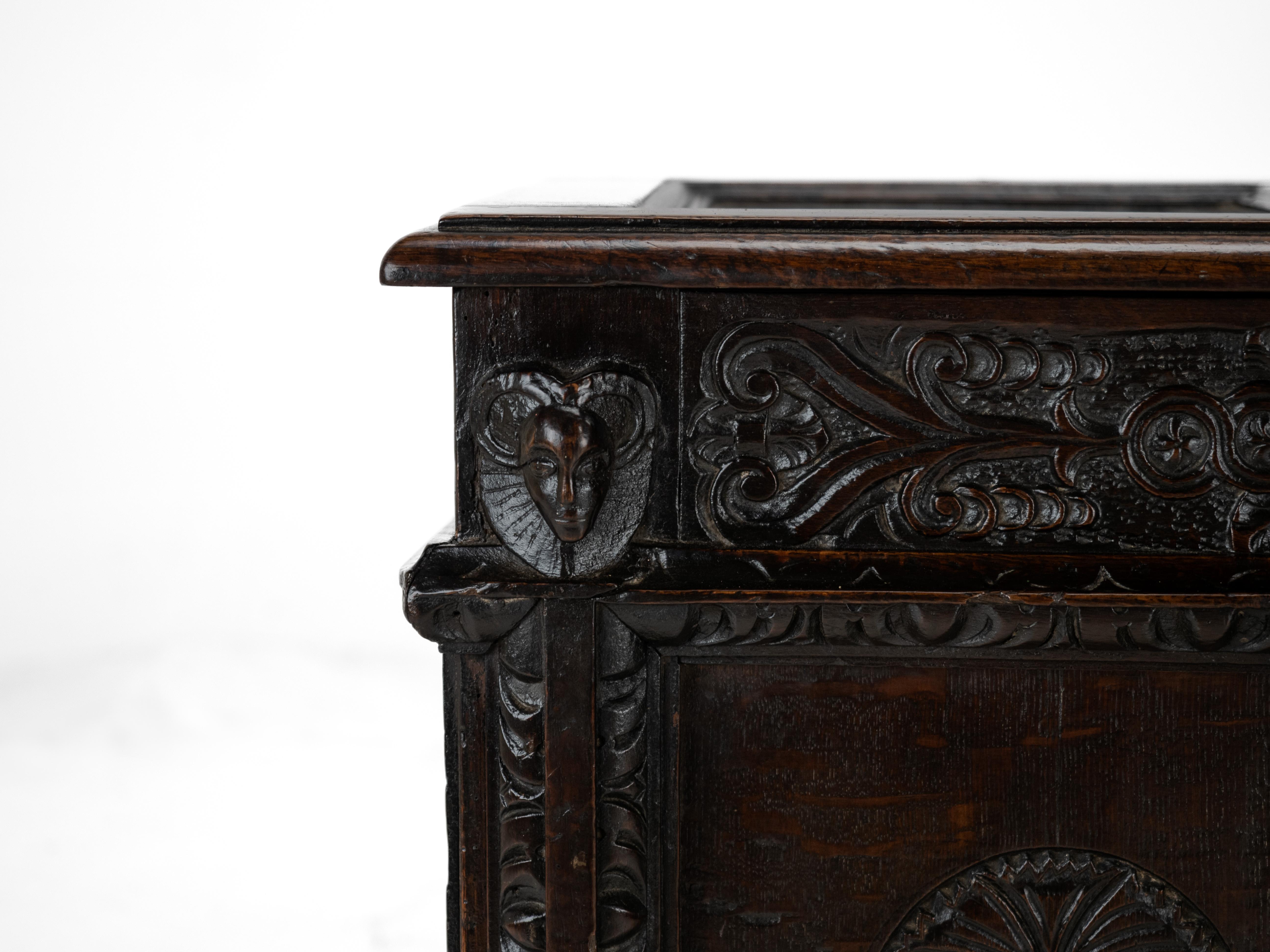 Coffre en chêne élisabéthain de la fin du XVIe siècle, lourdement sculpté, datant de 1590 (coffre Tudor) en vente 4