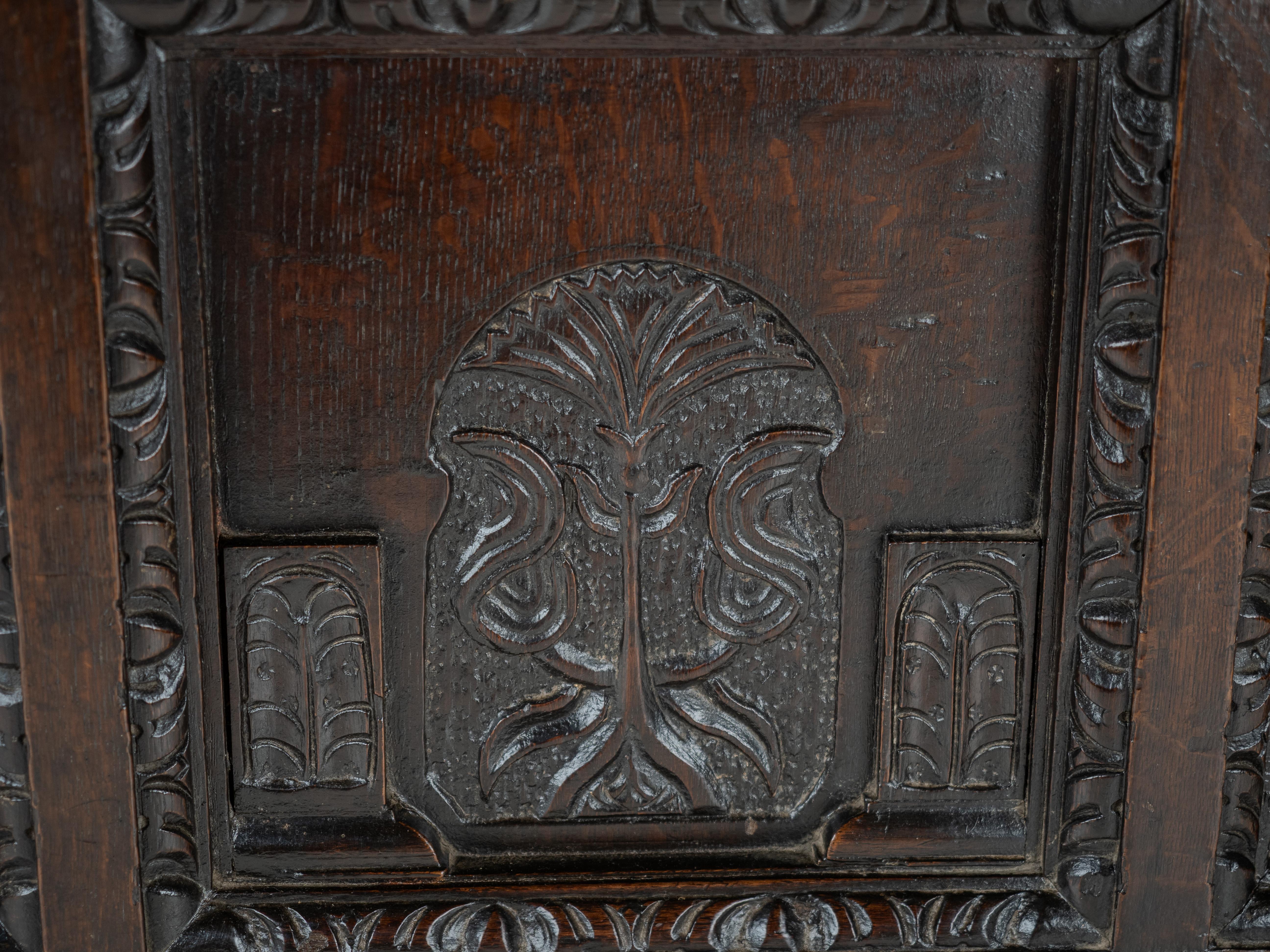 Coffre en chêne élisabéthain de la fin du XVIe siècle, lourdement sculpté, datant de 1590 (coffre Tudor) en vente 6